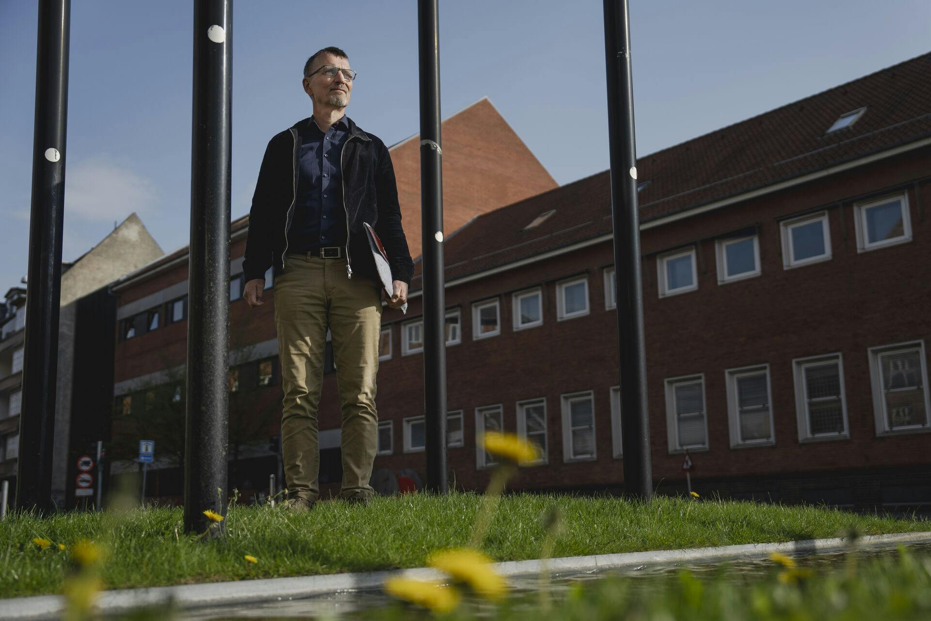 Niels Holck er onsdag mødt op ved Retten i Hillerød, hvor anklagemyndigheden vil have den 62-årige dansker udleveret til Indien, hvor de vil strafforfølge ham for en sag fra 1995.