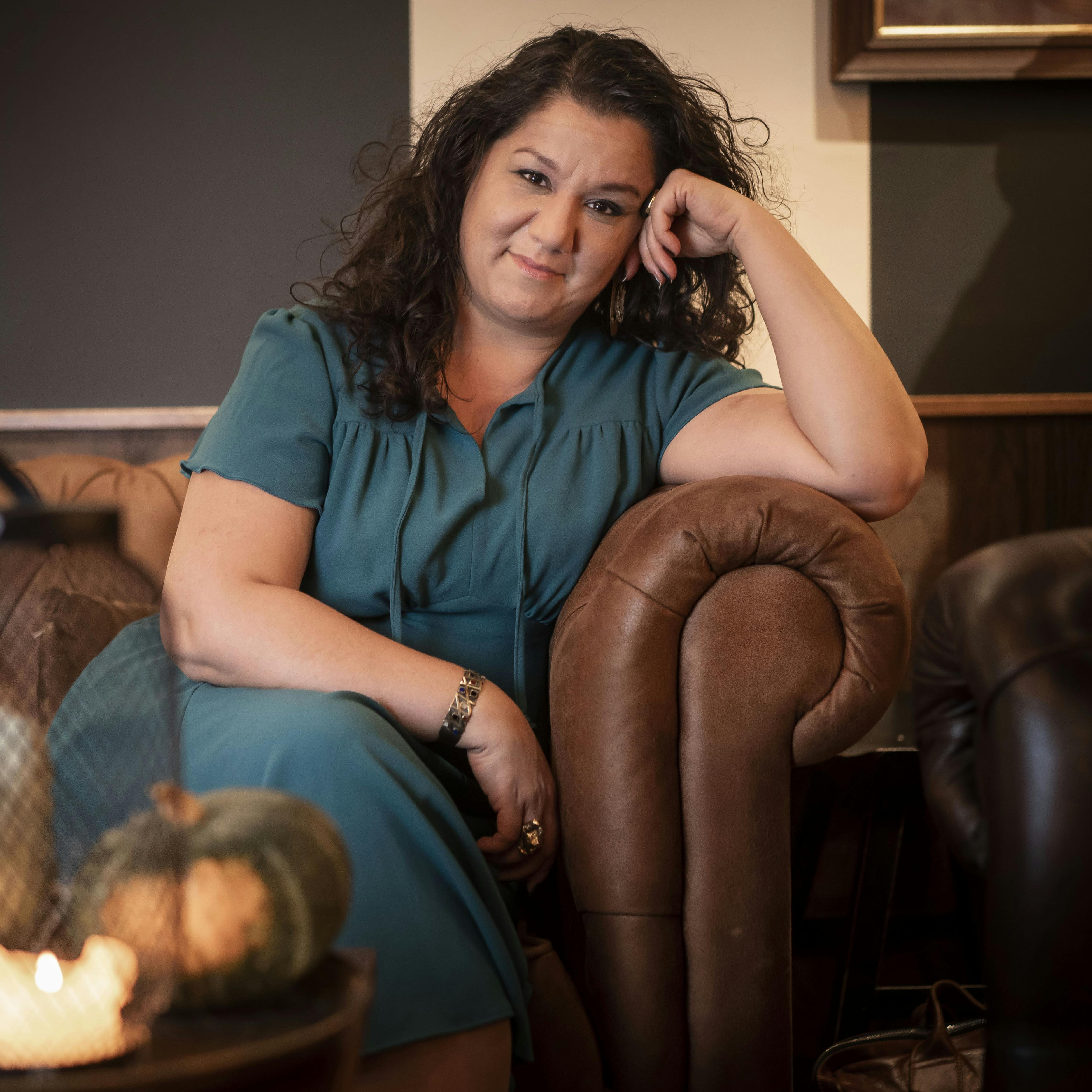 Da 45-årige Simi Jan i fredags blev forvist i ”Forræder”, havde hun lugtet lunten. Alligevel var det et hårdt slag. – Det tog mig flere uger at slippe spillet, efter jeg kom hjem. Min hjerne var jo blevet ”helt fucked” af alle de løgne og hele det univers. Det kom totalt bag på mig, at jeg levede mig så meget ind i det. Jeg var helt drænet bagefter, erkender krigskorrespondenten over for TV 2.