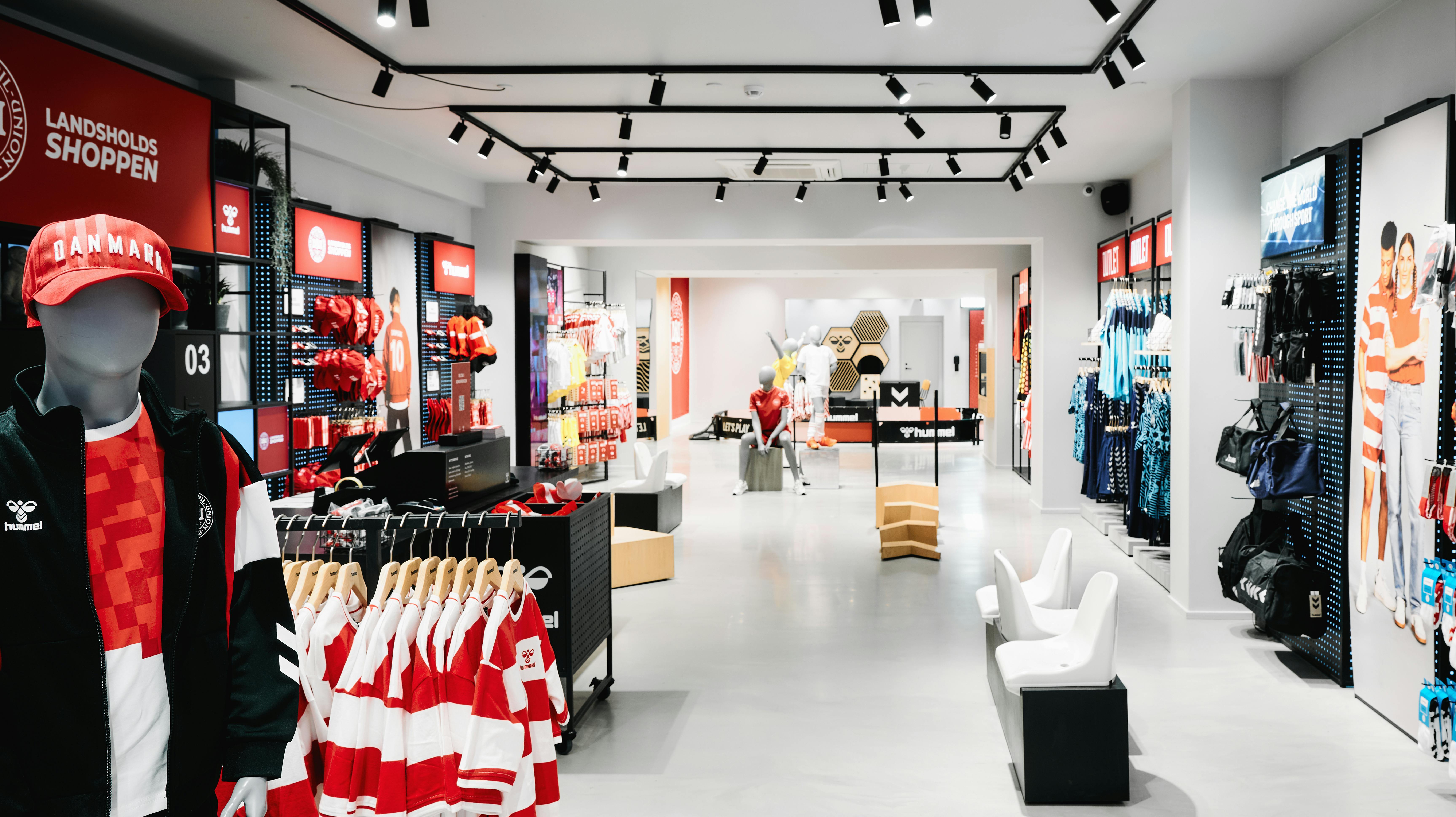 DBU og Hummel åbner op til EM den første fysiske landsholdsshop i Danmark.