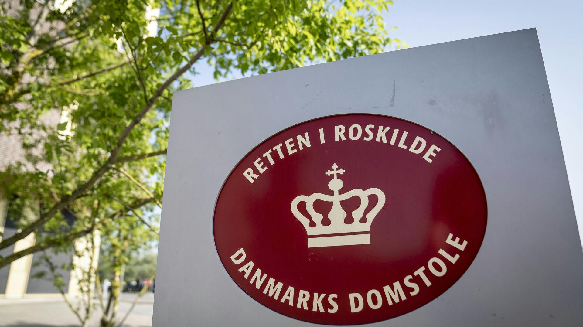 Retten i Roskilde har varetægtsfængslet en ung mand for at have krænket et barns blufærdighed.