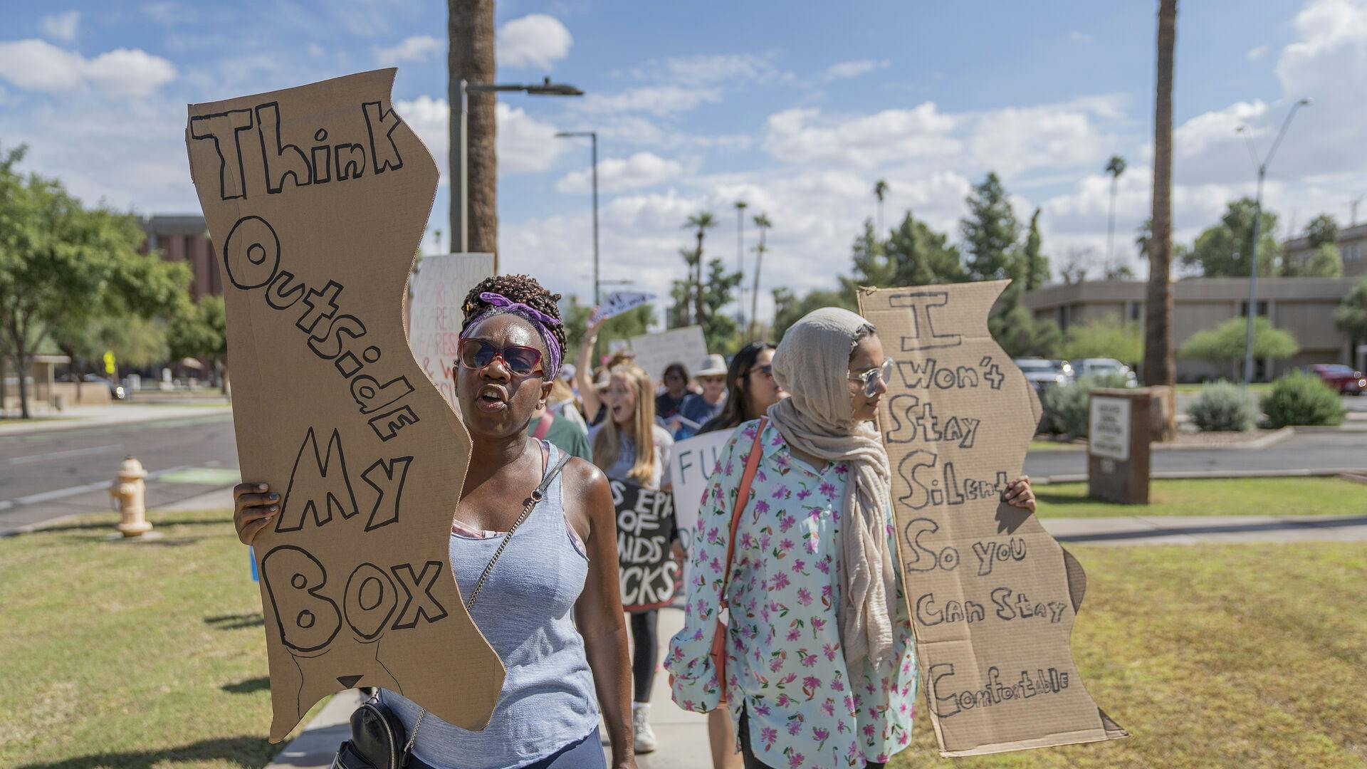 Kvinder demonstrere i Phoenix, Arizona for kvinders ret til abort. Retten til fri abort i USA er et af de store emner under midtvejs valget 8 november, efter at USA's højesteret i 2022 officielt underkendt afgørelsen fra 1973, der sikrede amerikanske kvinders ret til fri abort.