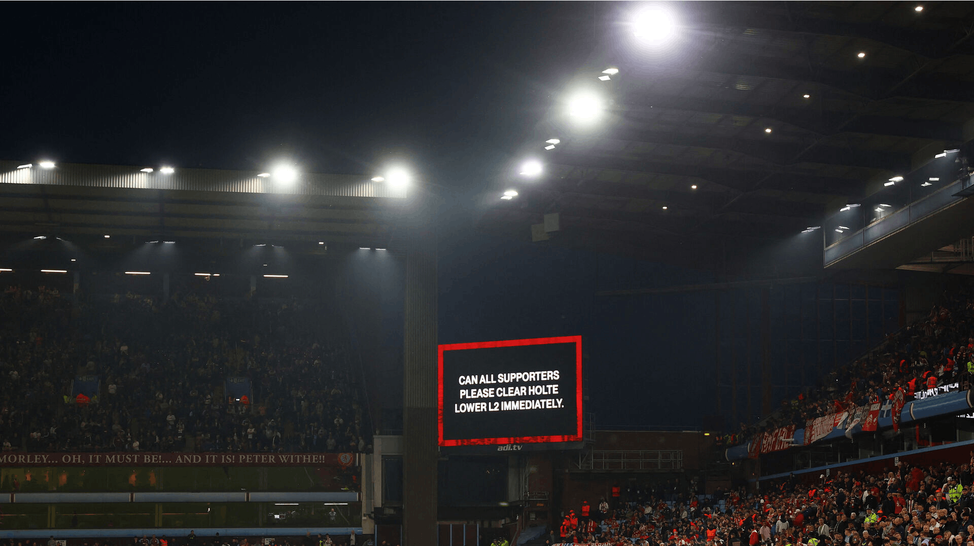 Sådan så det ud på skærmen på stadion, da tilskueren faldt om med hjertestop.