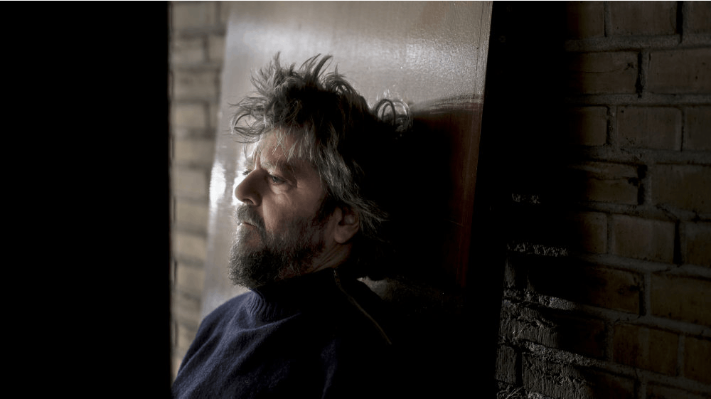 Anders Lund Madsen er en blandt en række tv-værter, der har fået sit ansigt misbrugt i falske artikler og investeringssider. I en video fra DR og TV 2 til Meta, siger han ligesom flere af de øvrige tv-værter fra over for virksomheden. 