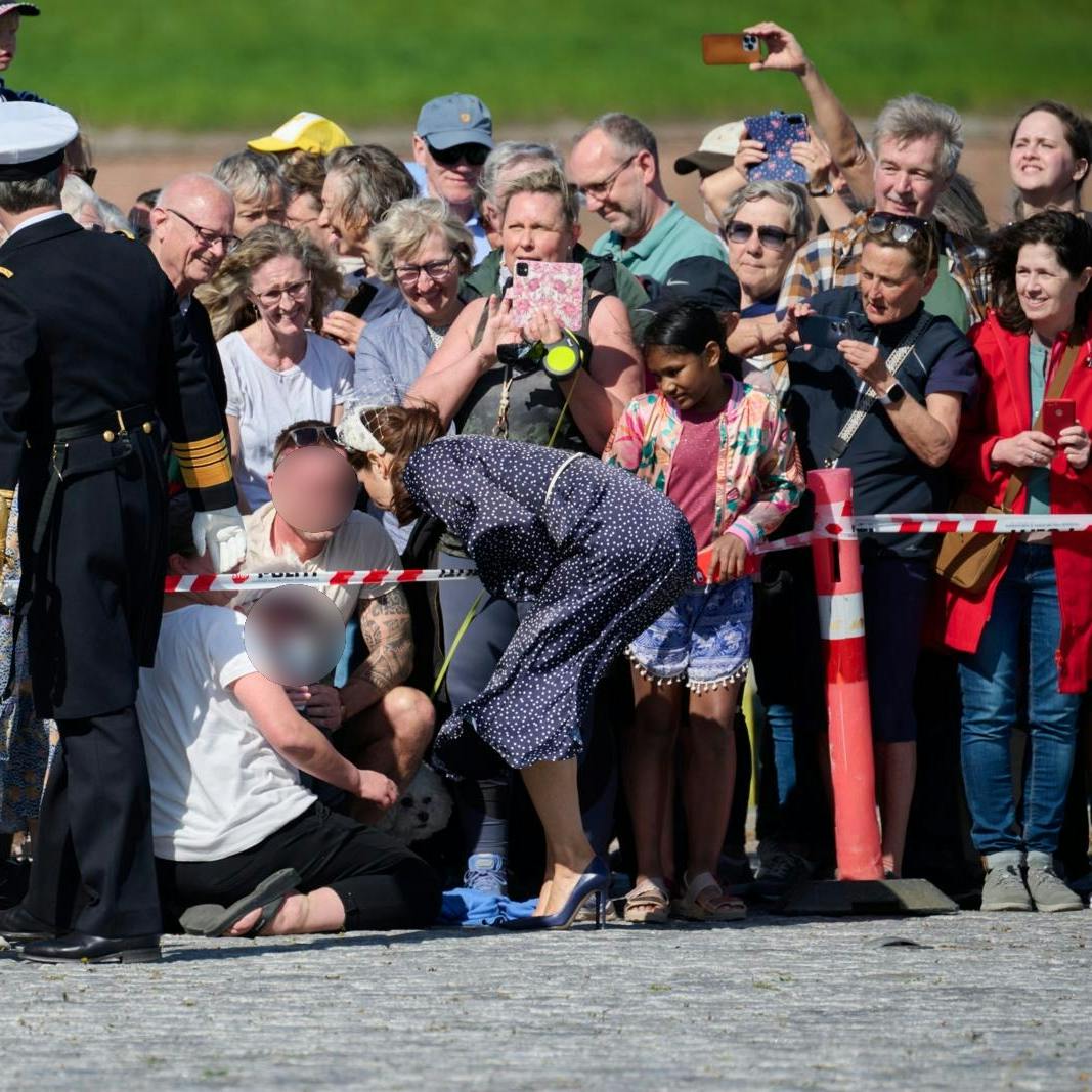 Kong Frederik og dronning Mary hjælper en kvinde, der kom i nød under en event i Helsingør 2. maj 2024