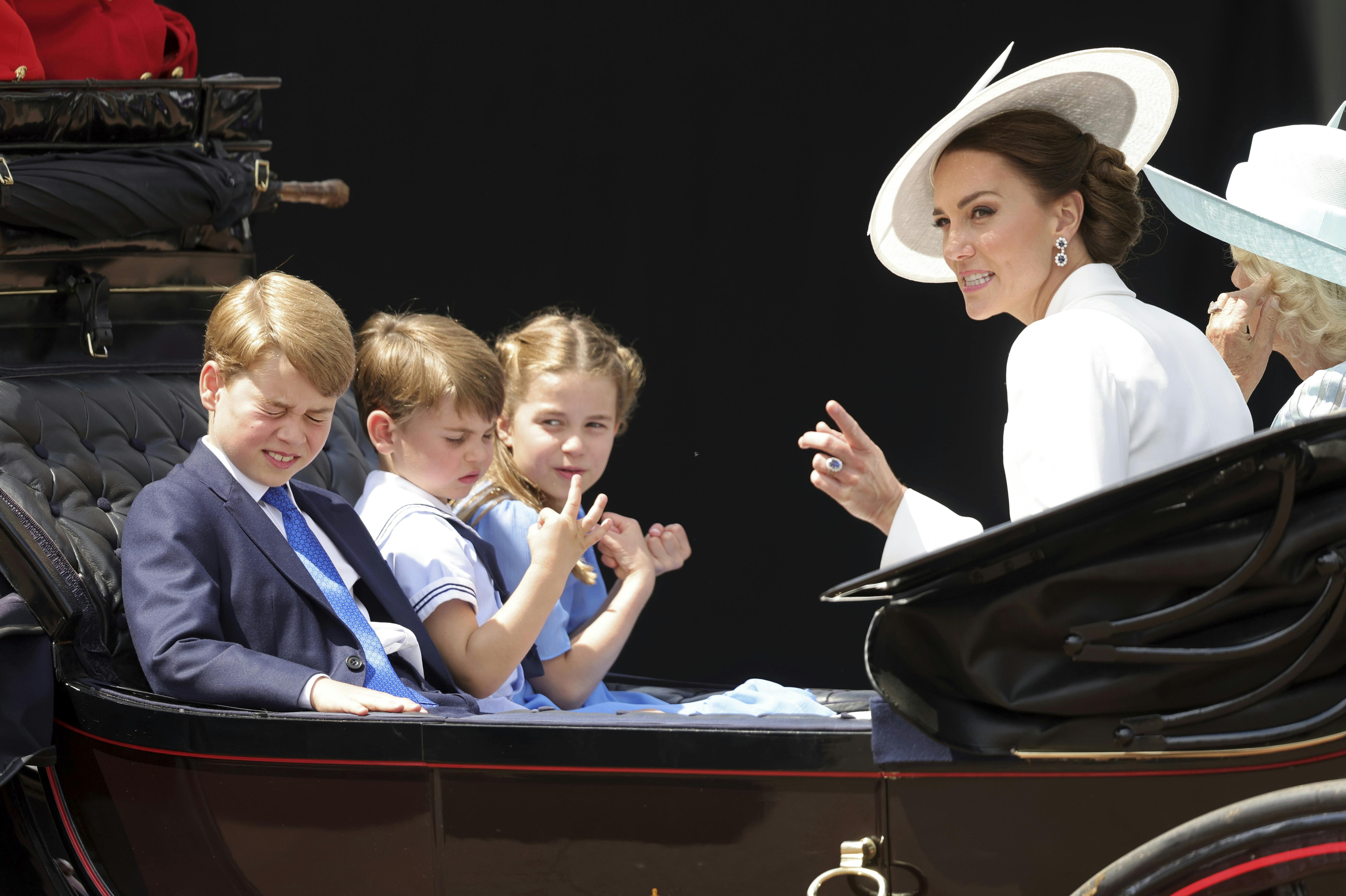 Her ses prinsesse Kate med sine børn, prins George, prins Louis og prinsesse Charlotte. 