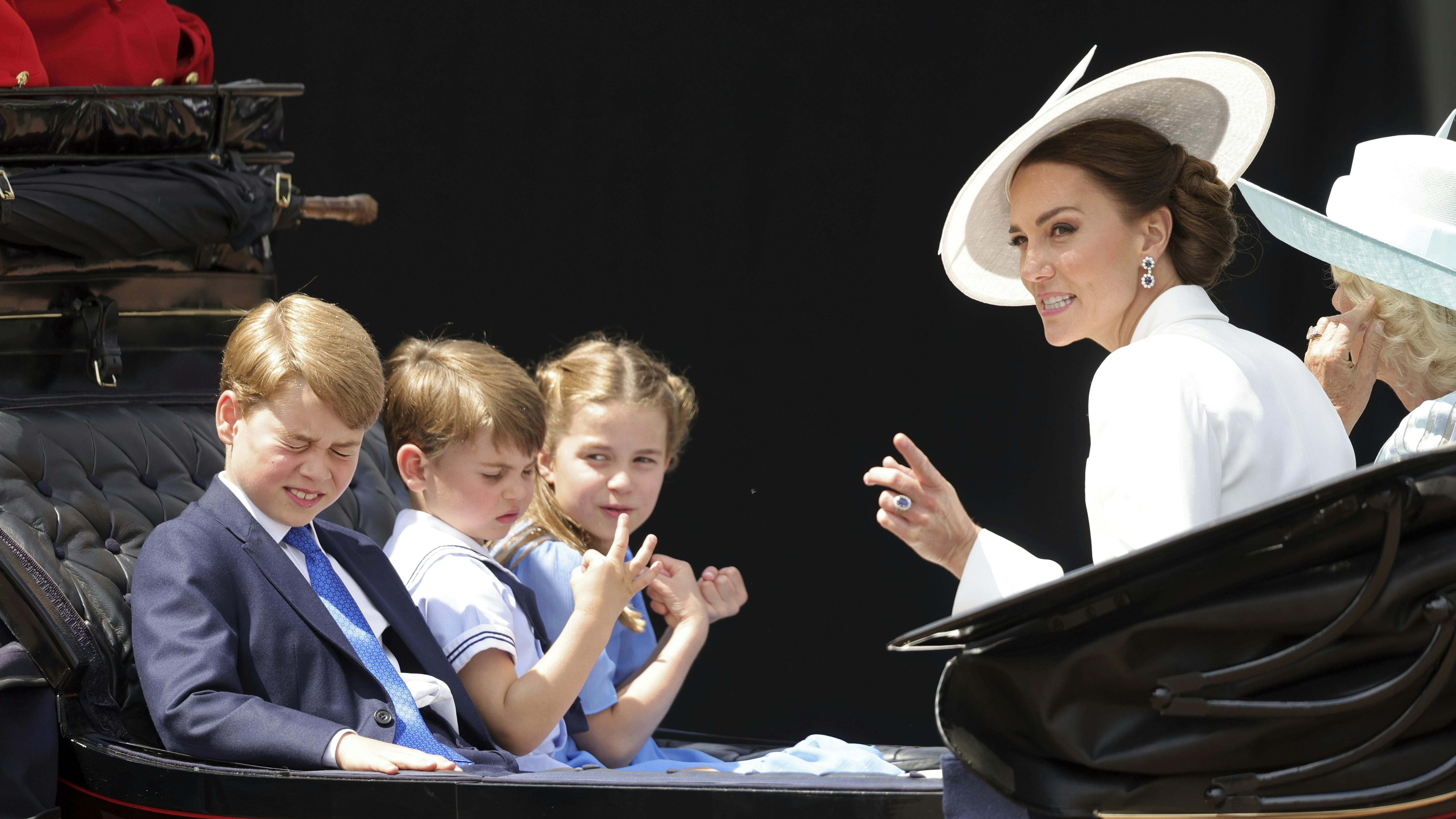 Her ses prinsesse Kate med sine børn, prins George, prins Louis og prinsesse Charlotte. 