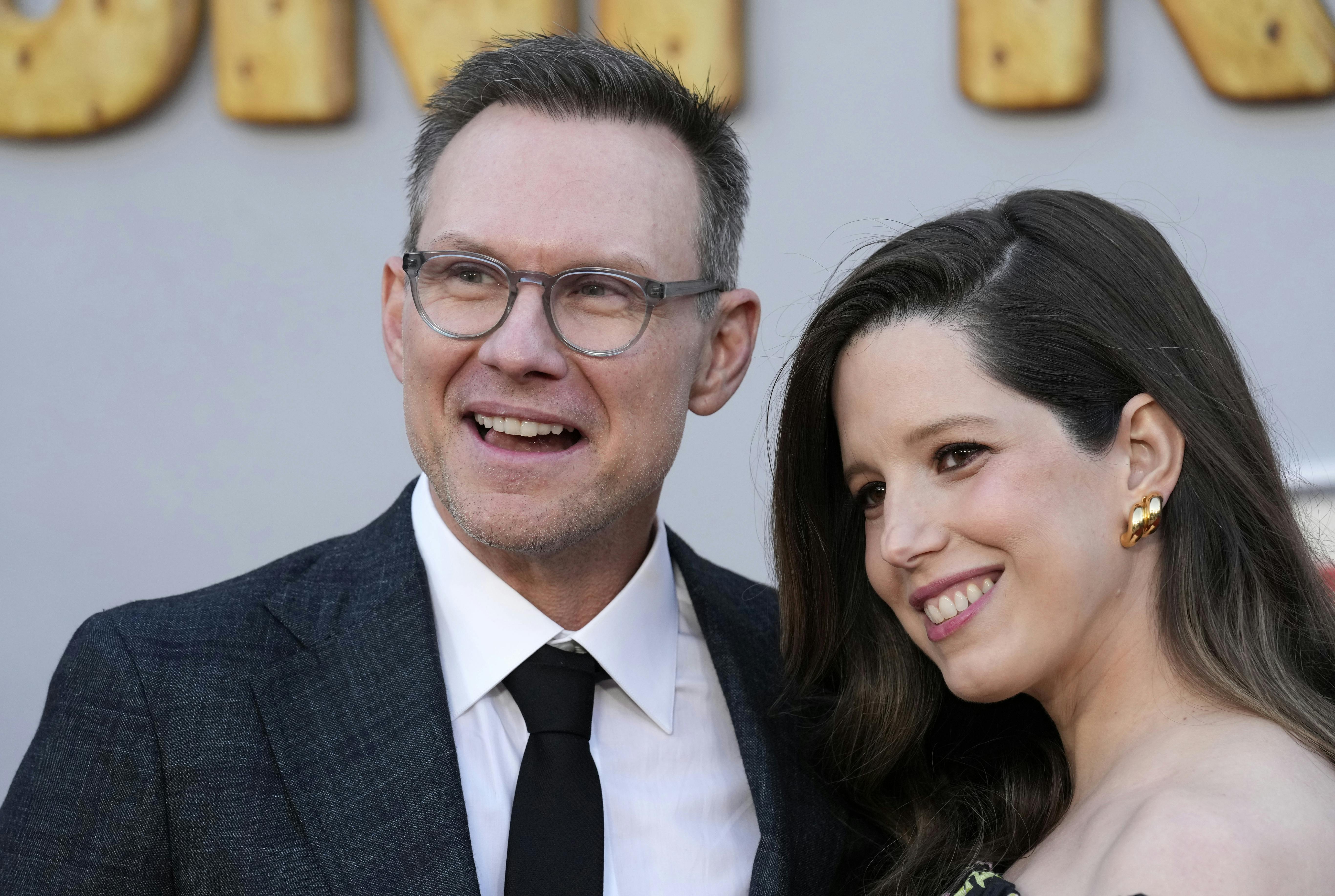 Der er god grund til at smile for Christian Slater og konen Brittany Lopez – barn nummer to er nemlig på vej. 