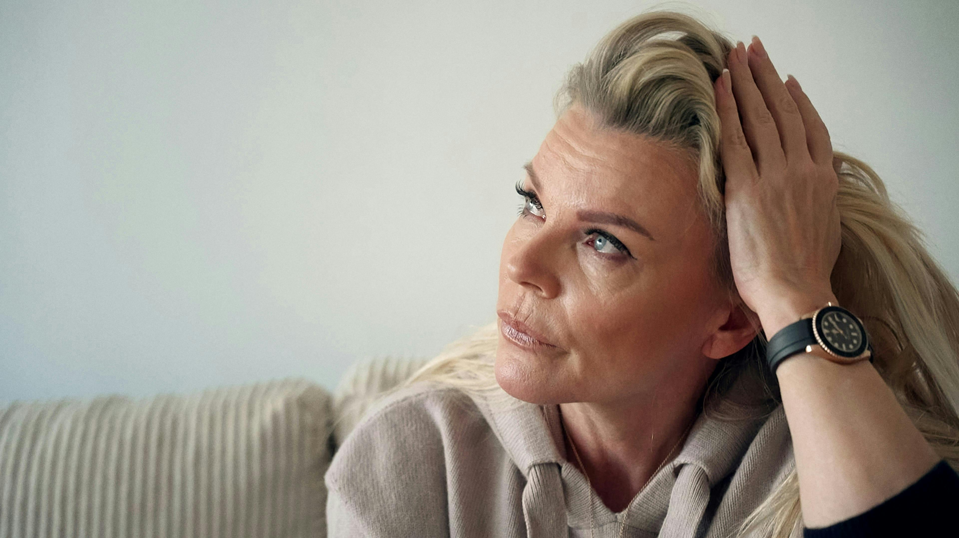 Følelserne overmander Katerina Pitzner i fjerde afsnit af "Diamantfamilien – Fanget i Dubai".