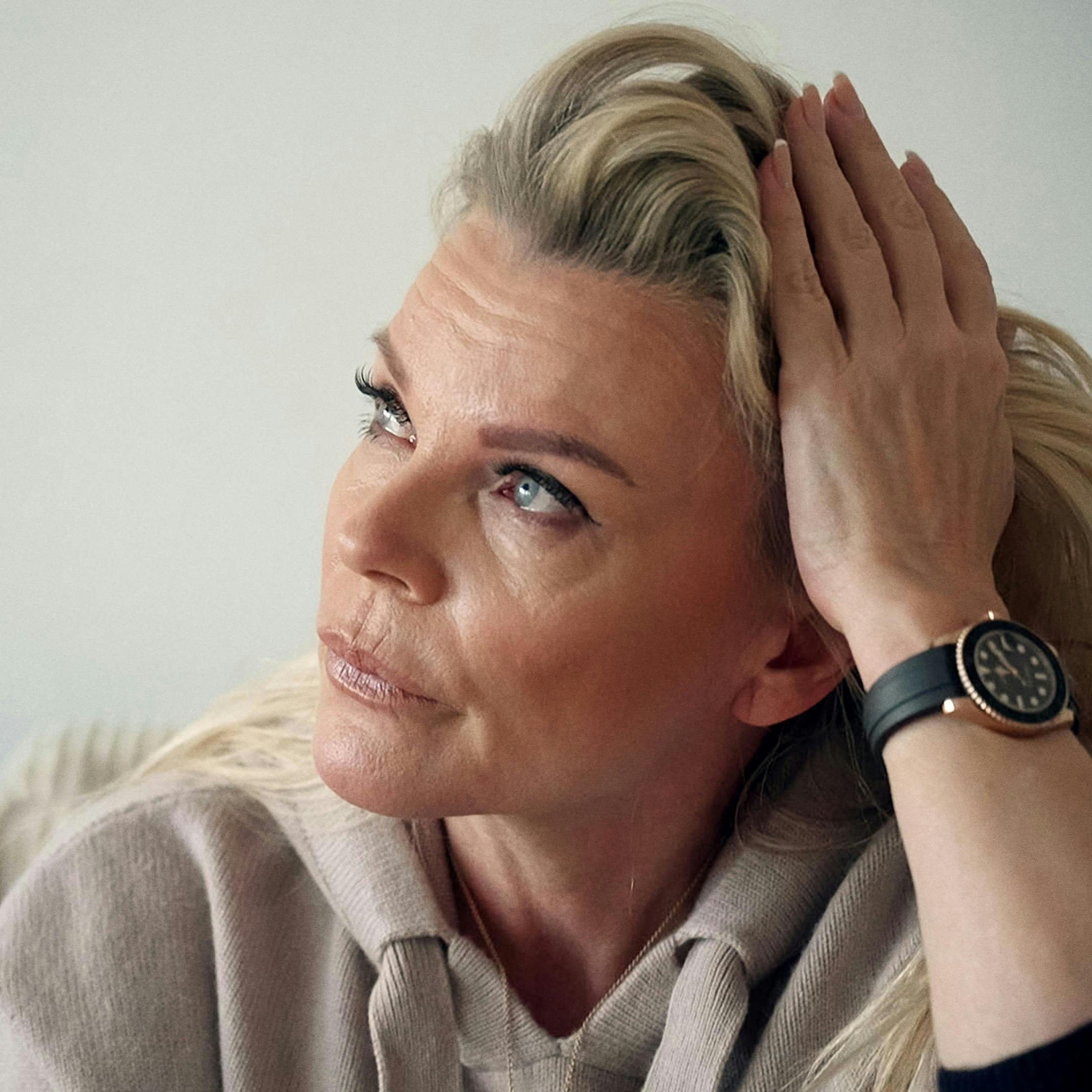 Følelserne overmander Katerina Pitzner i fjerde afsnit af "Diamantfamilien – Fanget i Dubai".