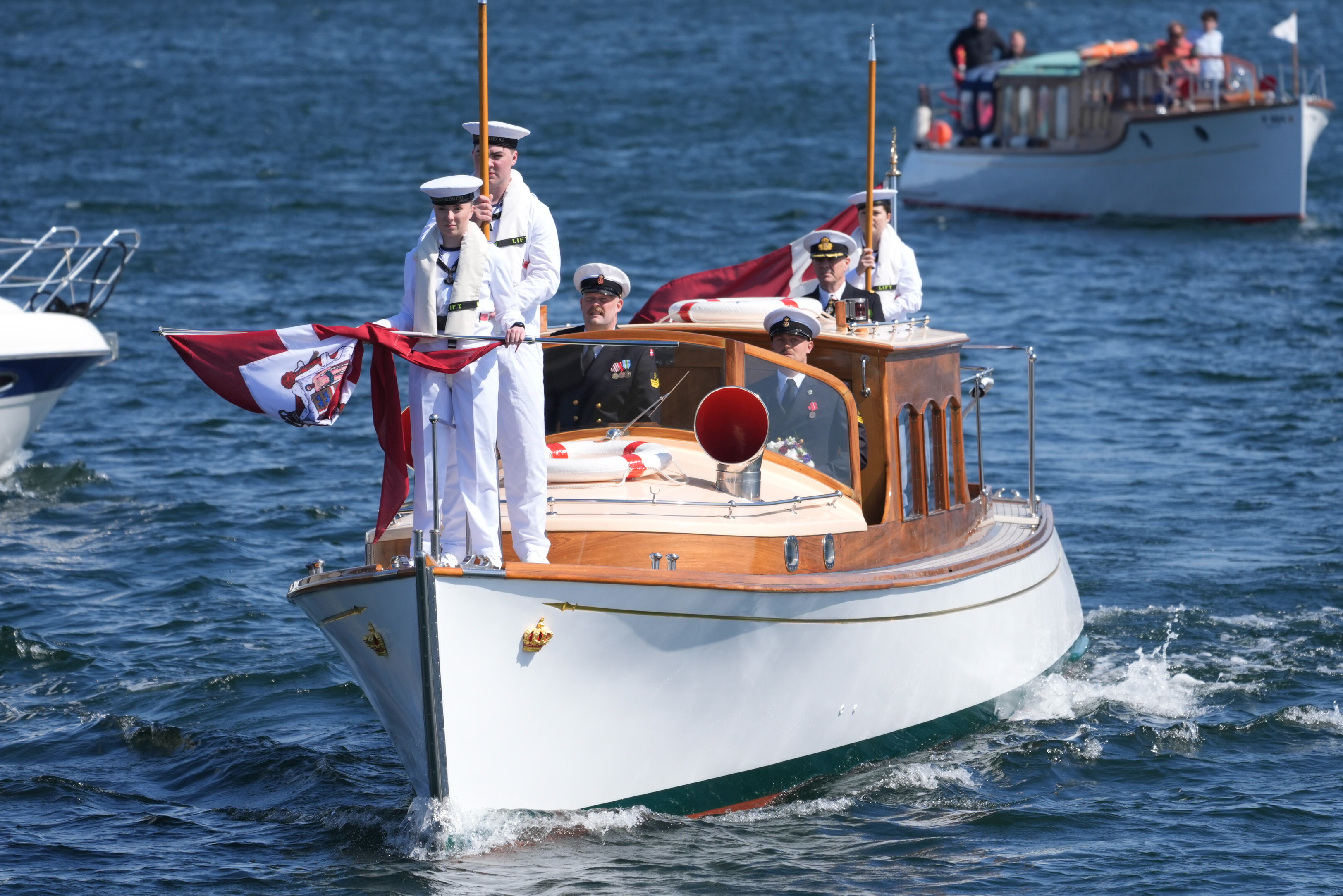 Kong Frederik og dronning Mary går officielt ombord på kongeskibet Dannebrog. 