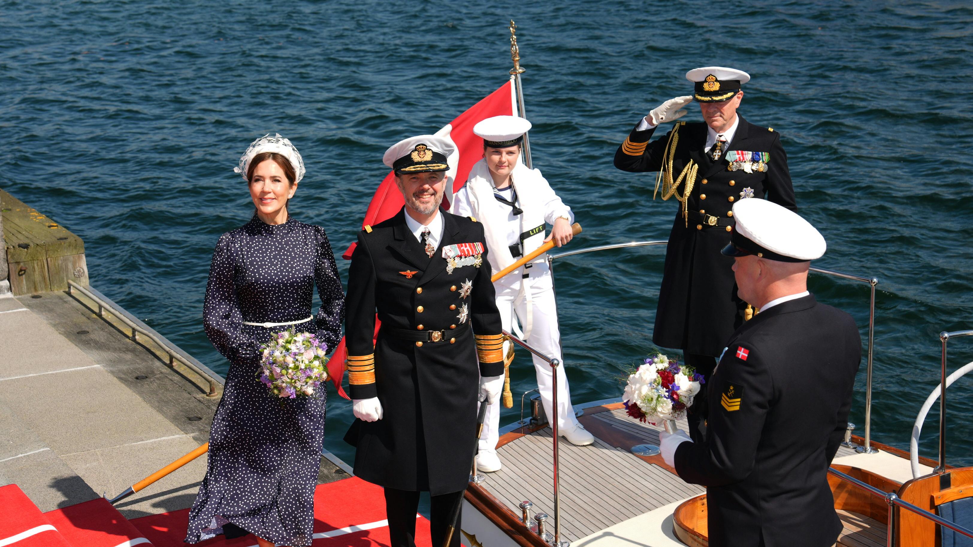 Kong Frederik og dronning Mary går officielt ombord på kongeskibet Dannebrog. 