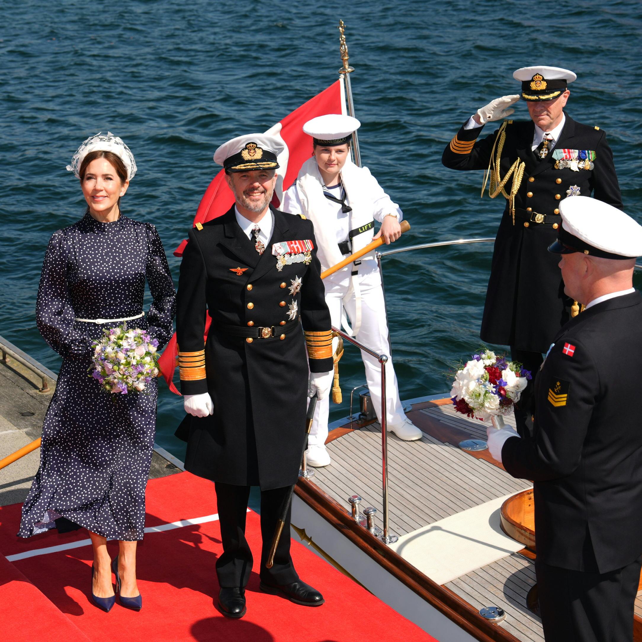 Kong Frederik og dronning Mary går officielt ombord på kongeskibet Dannebrog.
