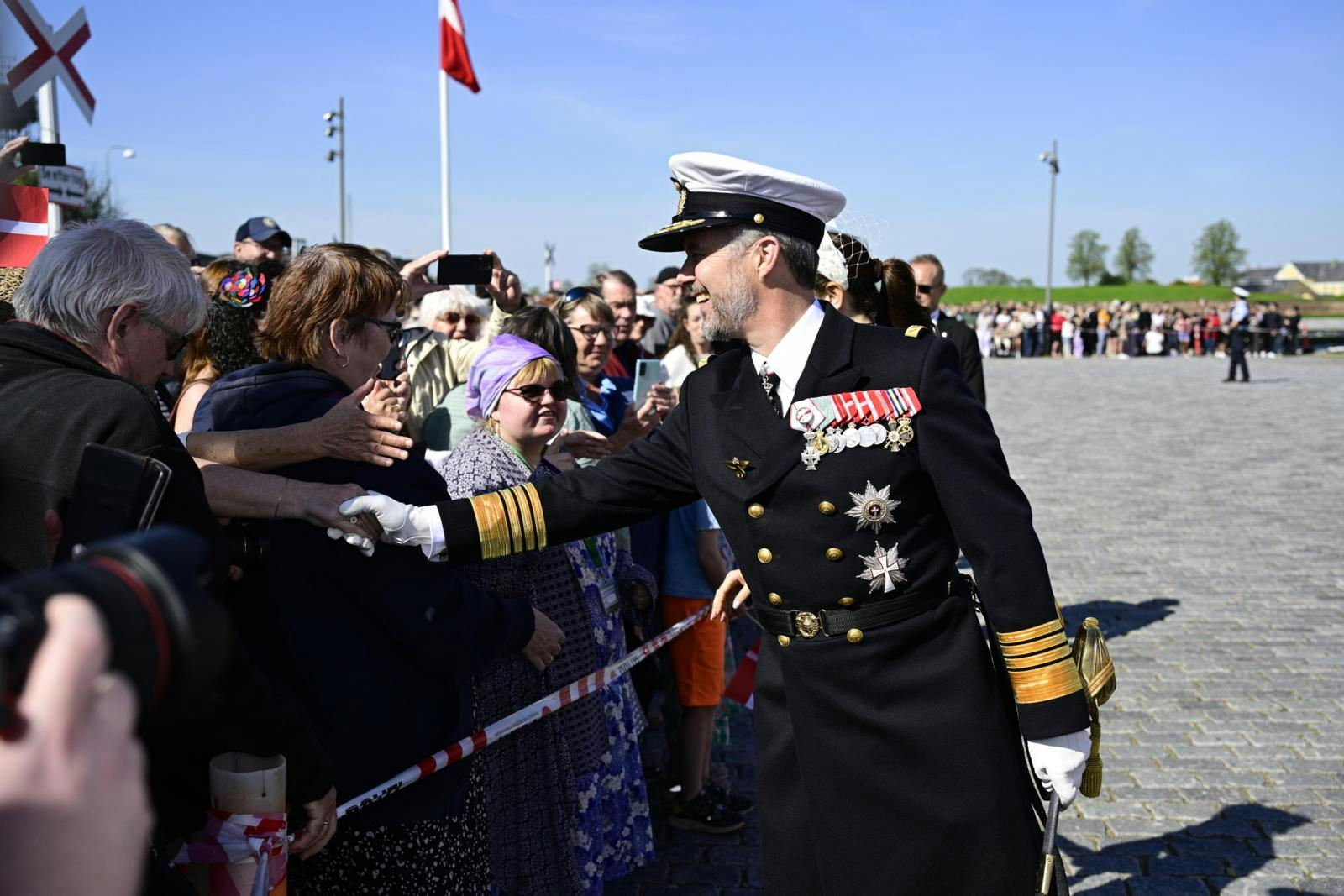 Kong Frederik hilser på de fremmødte i Helsingør.