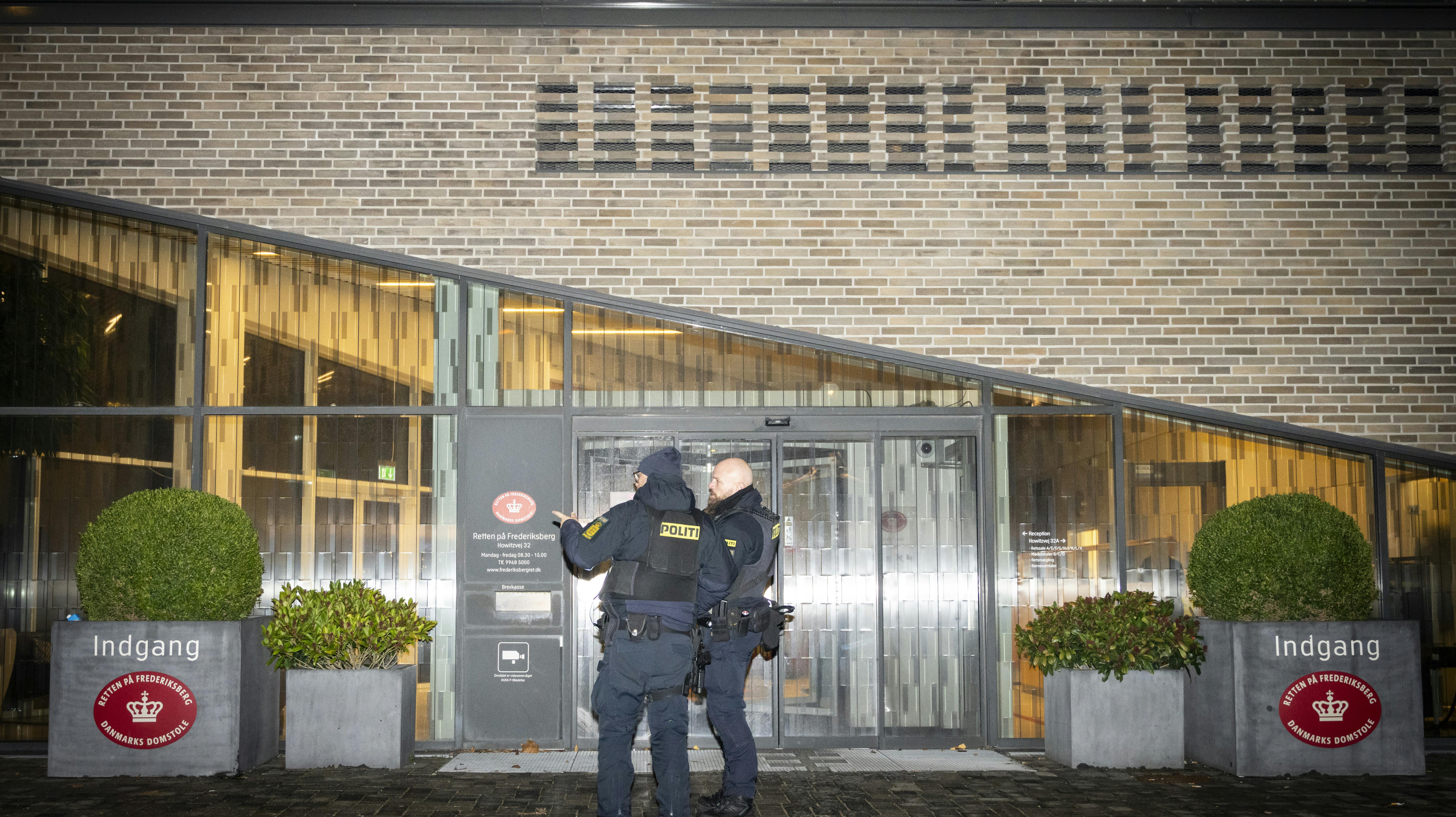 Den unge kvinde er fortsat sigtet i sagen.