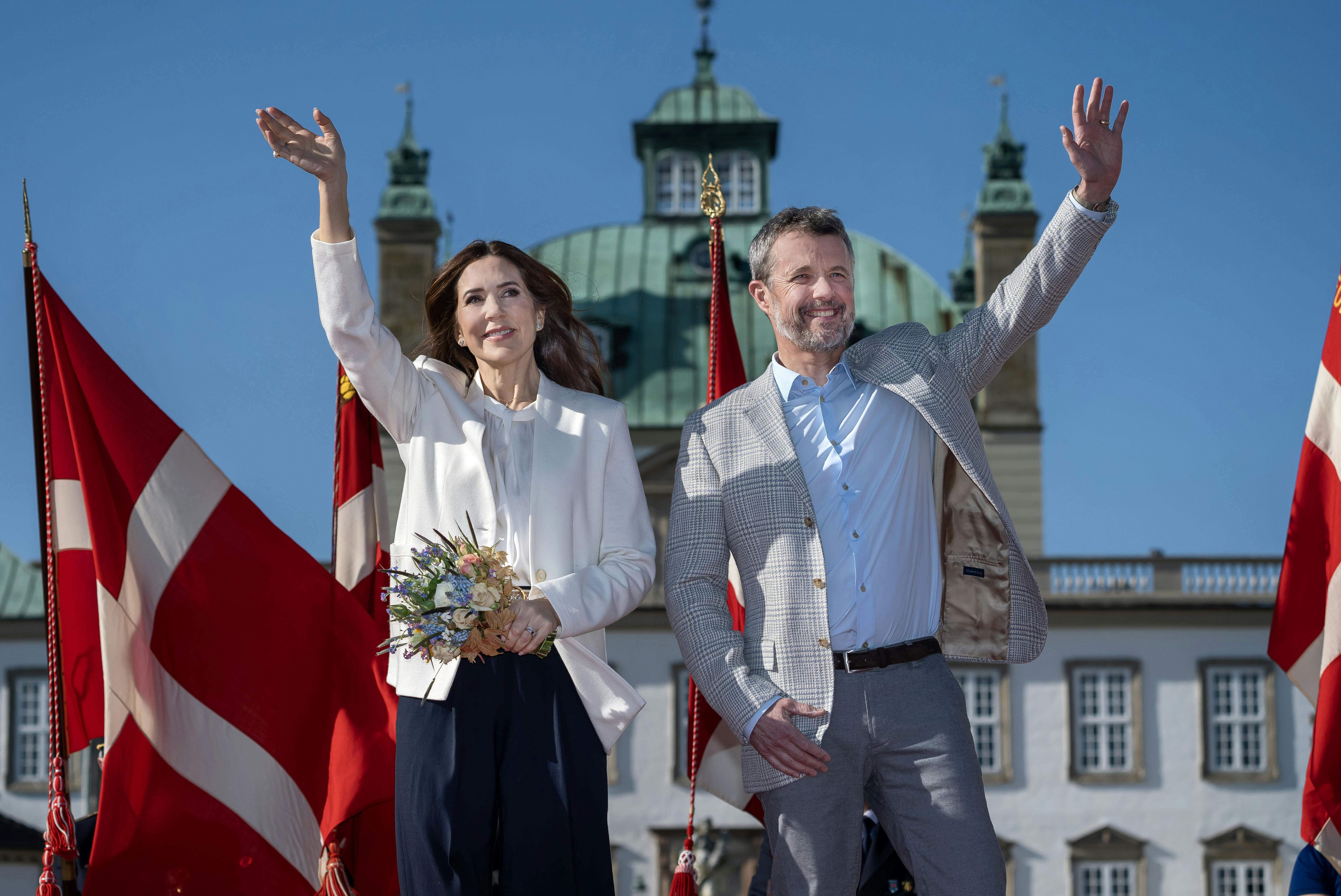 Det danske flag bliver erstattet af svenske, når dronning Mary og kong Frederik i næste uge er på statsbesøg i Sverige. 