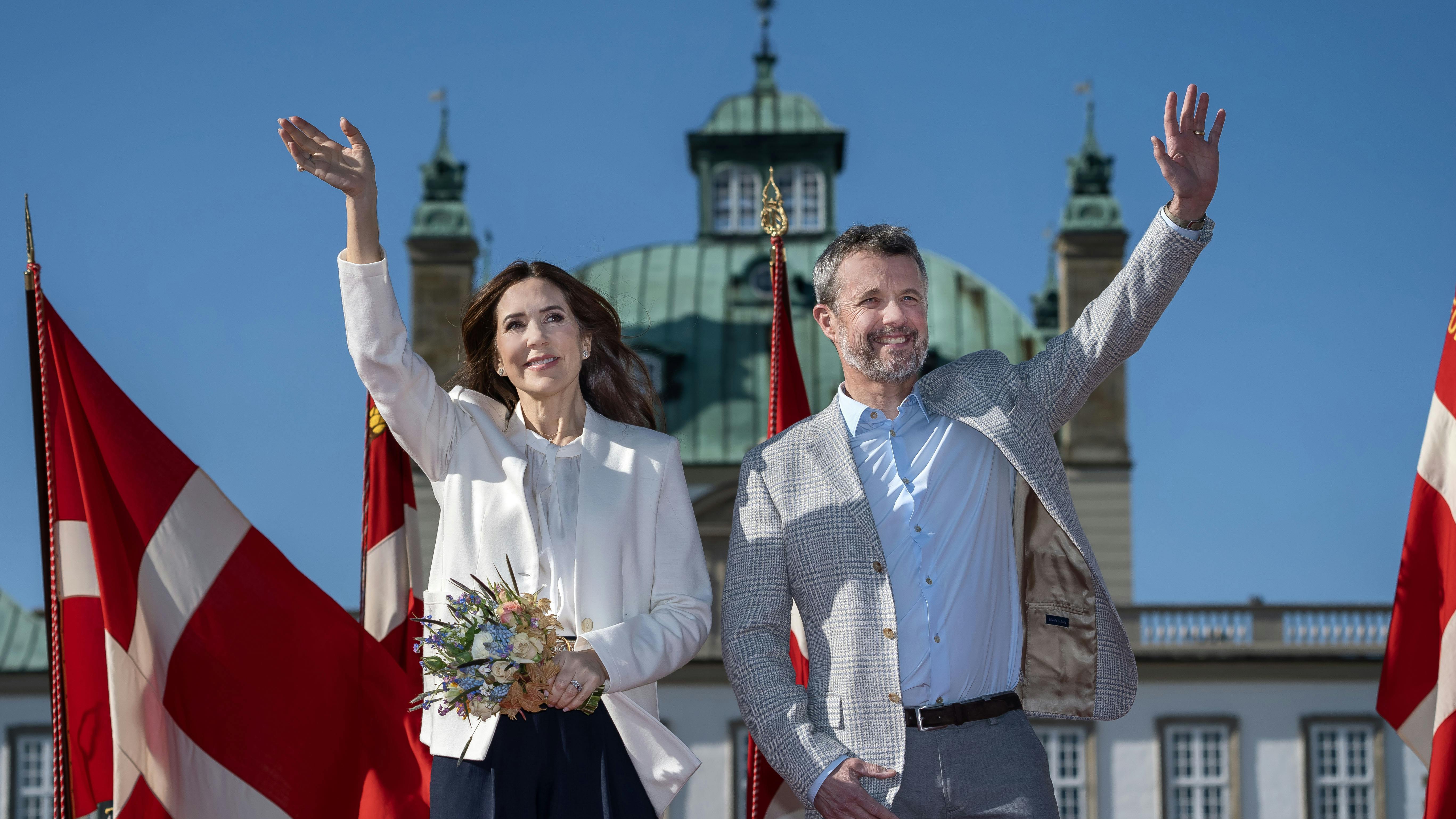 Det danske flag bliver erstattet af svenske, når dronning Mary og kong Frederik i næste uge er på statsbesøg i Sverige. 