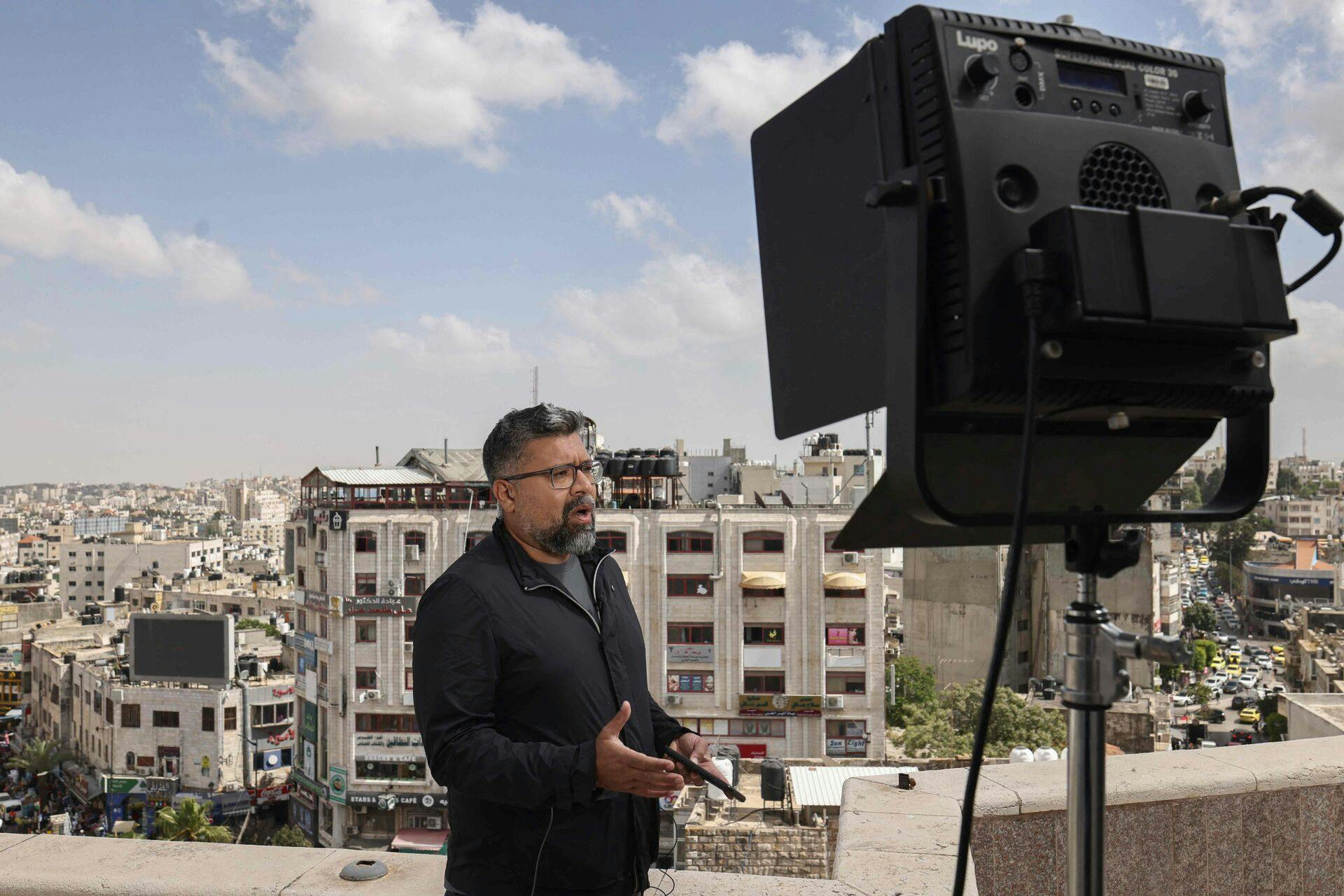 En journalistisk korrespondent for Al Jazeera er live igennem fra den palæstinensiske by Ramallah. Fremover vil den slags ikke længere kunne ses i Israel.