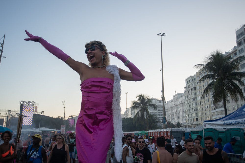 Flere fans har klædt sig ekstra spektakulært på, så de er klar til at overvære popikonet Madonnas koncert i Rio de Janeiro i Brasilien.&nbsp;