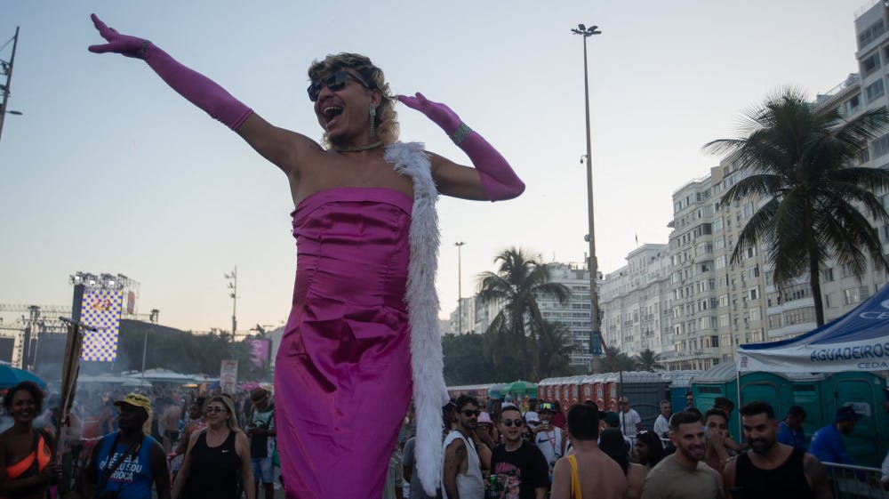 Flere fans har klædt sig ekstra spektakulært på, så de er klar til at overvære popikonet Madonnas koncert i Rio de Janeiro i Brasilien. 