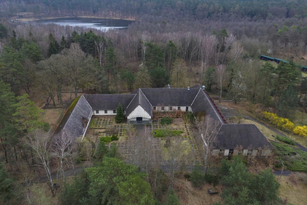 Delstatsregeringen i Berlin er endt med regningen for vedligehold og sikkerhed på Villa Bogensee, der nu er helt groet til og i dårlig stand. (arkivfoto.)&nbsp;