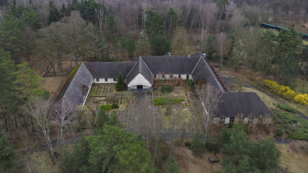 Delstatsregeringen i Berlin er endt med regningen for vedligehold og sikkerhed på Villa Bogensee, der nu er helt groet til og i dårlig stand. (arkivfoto.) 