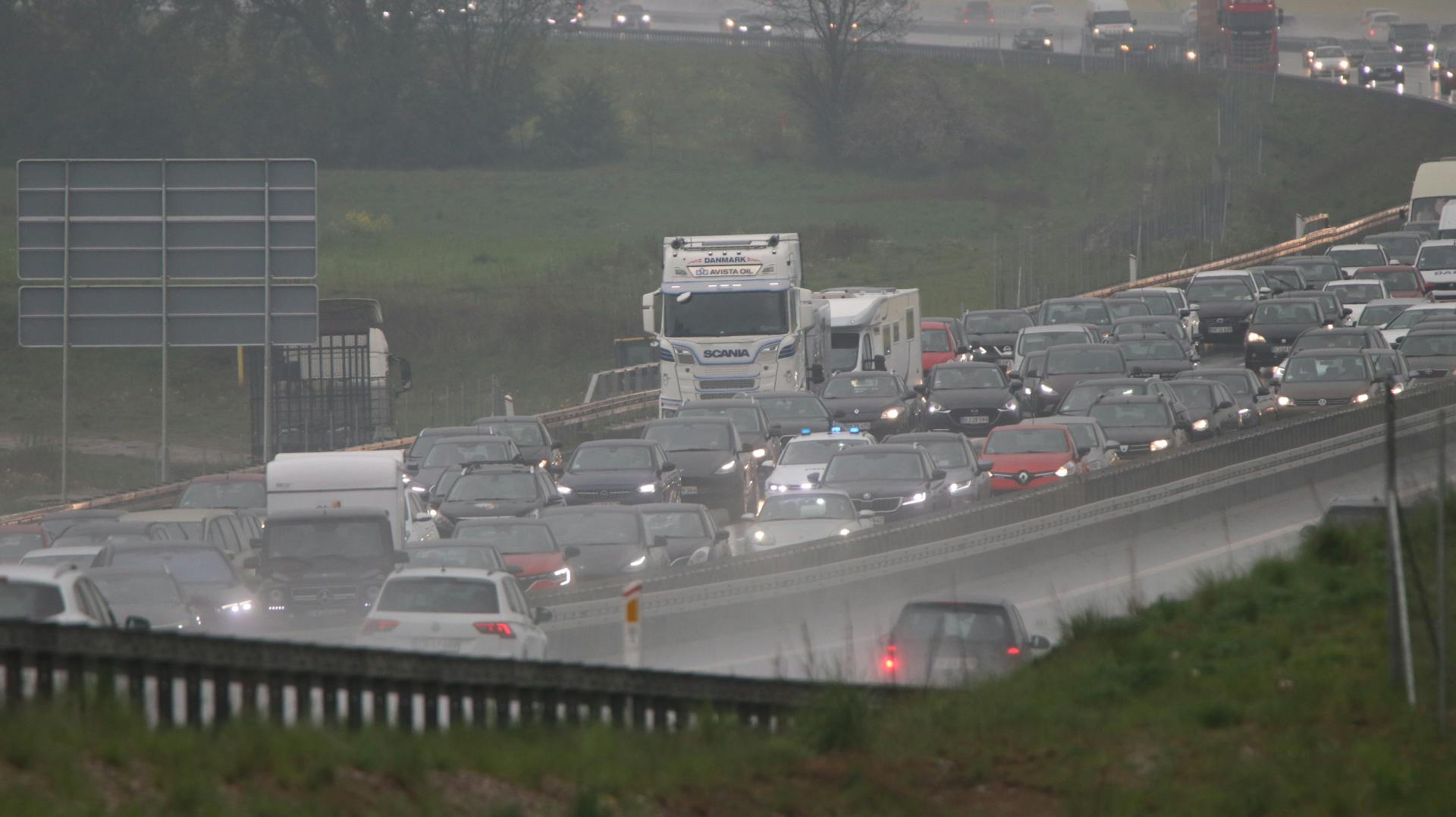 Der er sket et uheld på E20 mellem Ålsbo og Ejby, og det skaber kø. 