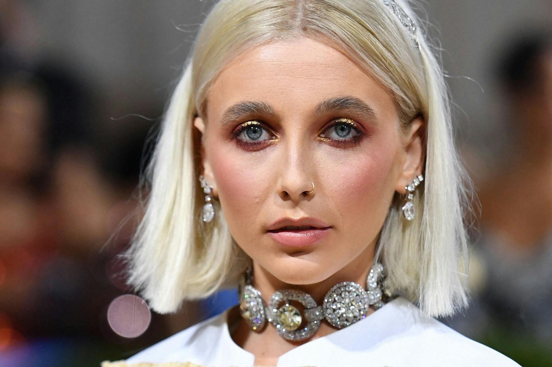 YouTuber og influencer Emma Chamberlain er efterhånden blevet fast inventar til Met Gala, når hun giver den som "korrespondent" på den røde løber.