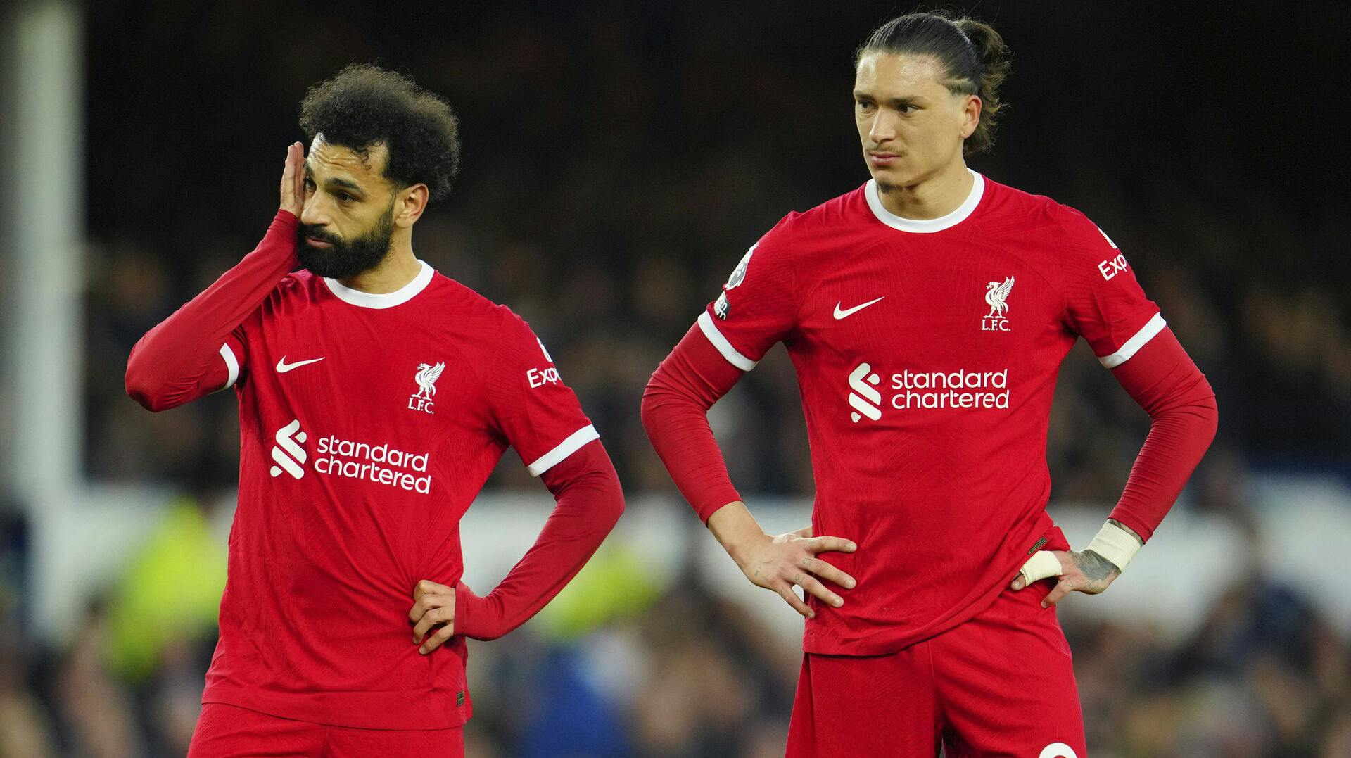 Darwin Nunez (th) med angriberkollegaen Mohamed Salah. 