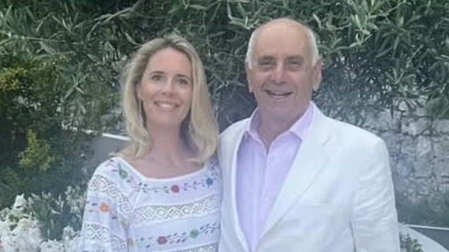 Familien raser over forlovelsen mellem parret, hvor der er en aldersforskel på 43 år.
