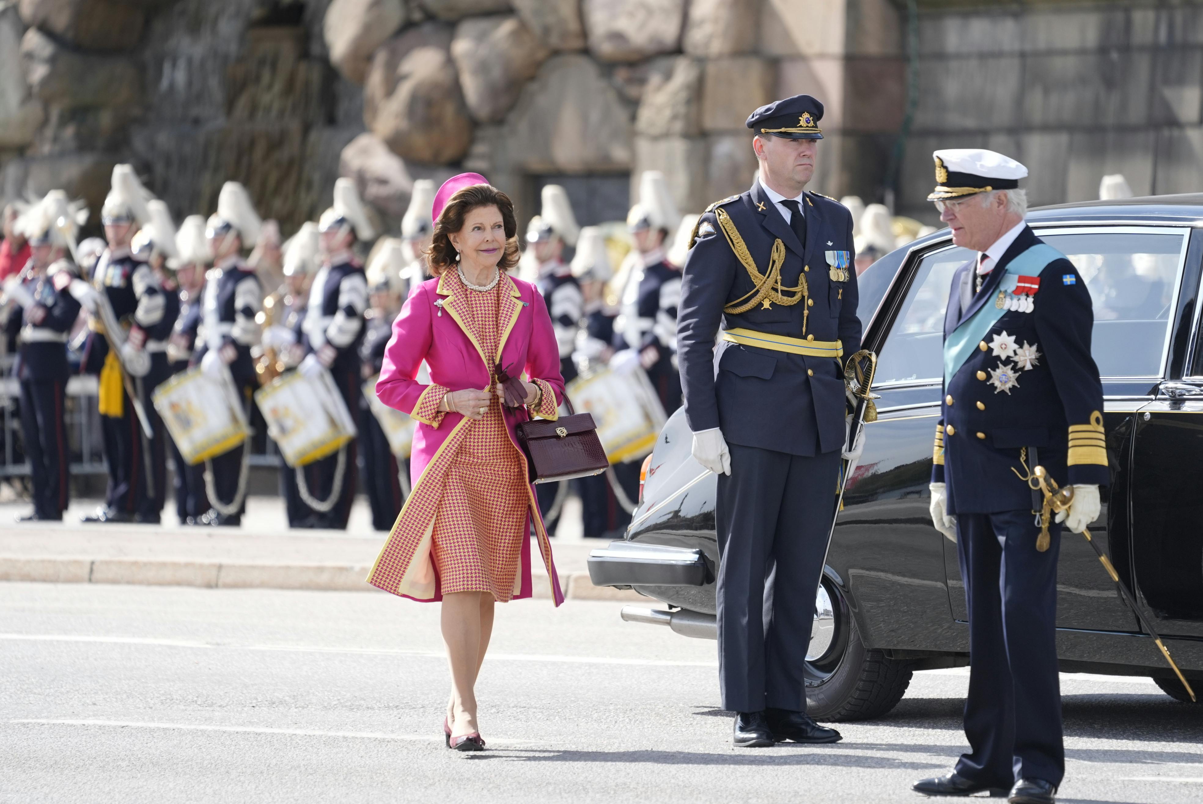 Den blå løber er rullet ud, når Frederik og Mary ankommer til Stockholm, hvor de bliver hilst velkommen af det svenske kongepar.