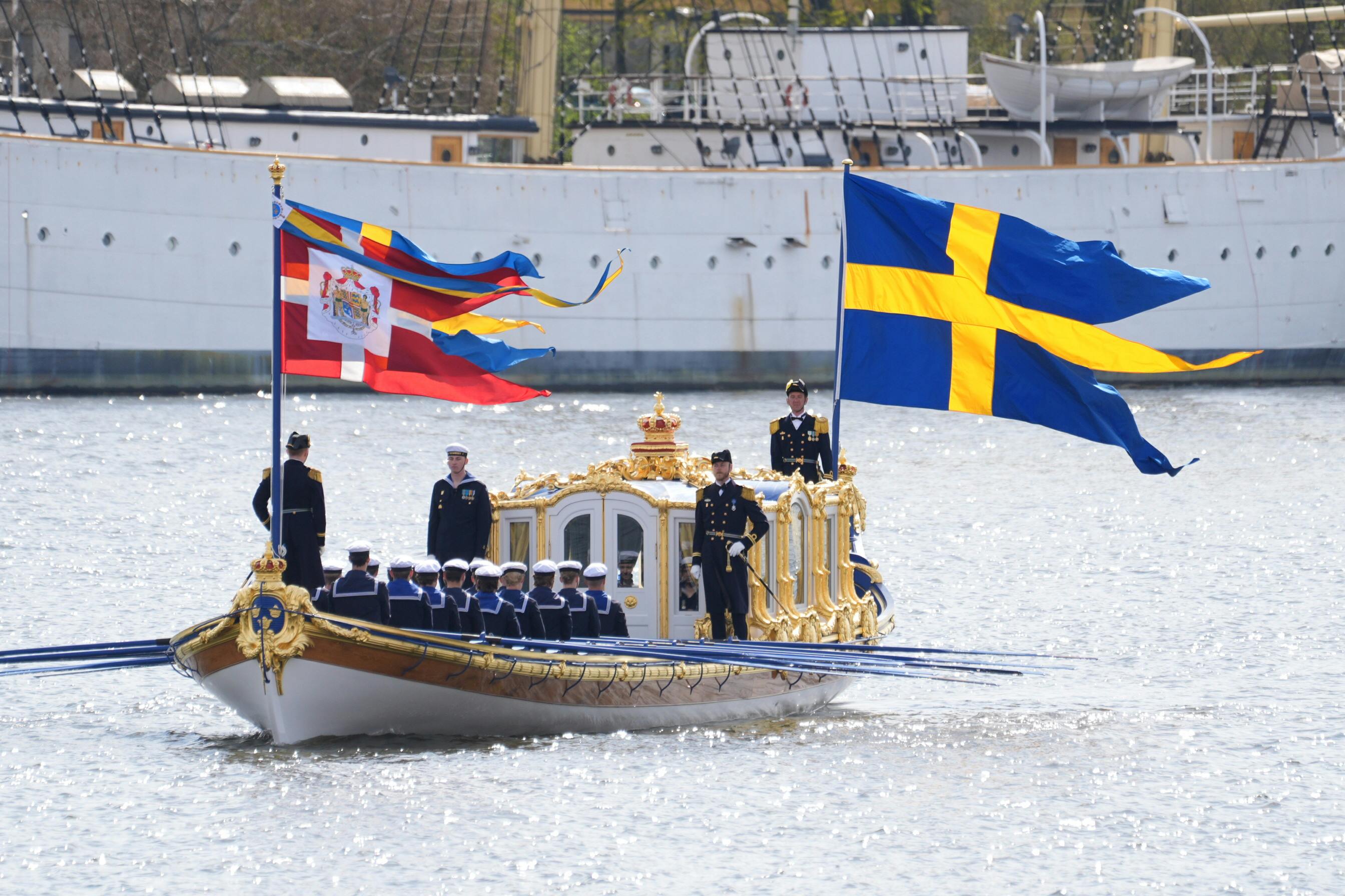 Kong Frederik og dronning Mary er på deres første statsbesøg i Sverige. Se dem ankomme her.