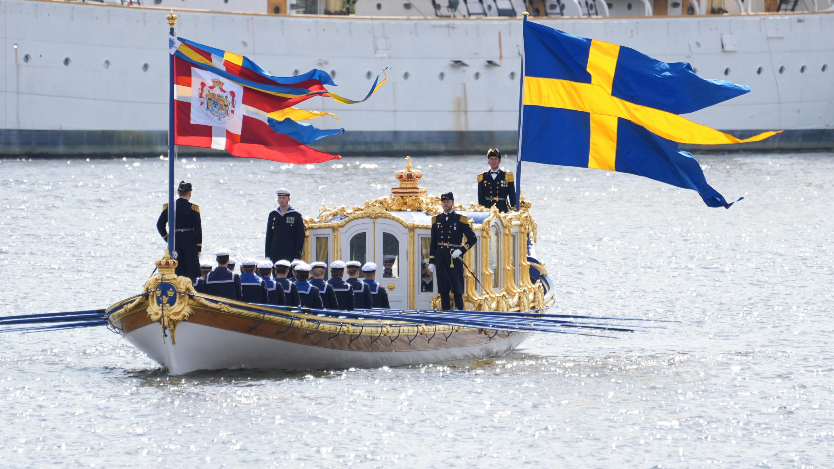 Kong Frederik og dronning Mary er på deres første statsbesøg i Sverige. Se dem ankomme her. 