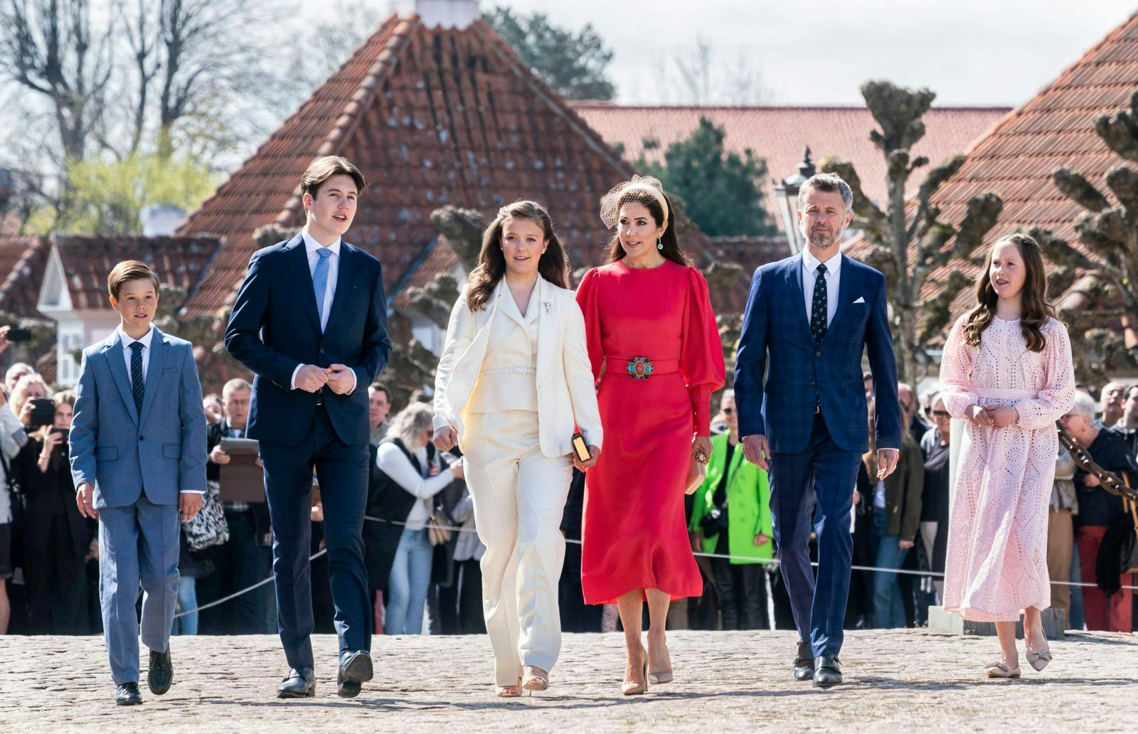 Hele familien på vej over slotspladsen ved deres sommerhus, der er Danmarks dyreste og største.