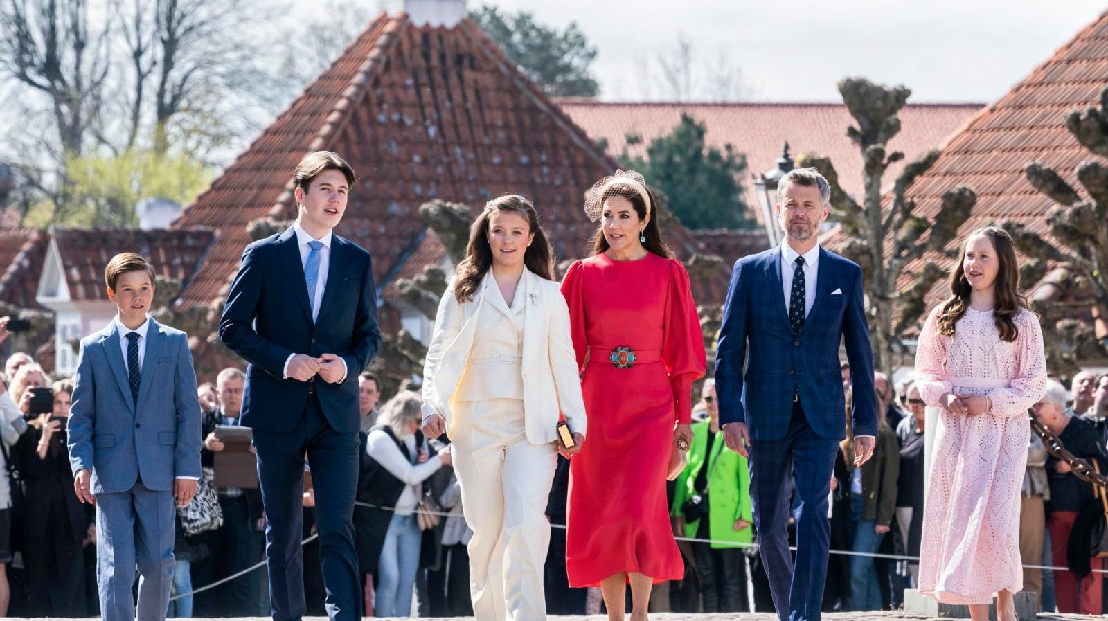 Hele familien på vej over slotspladsen ved deres sommerhus, der er Danmarks dyreste og største.
