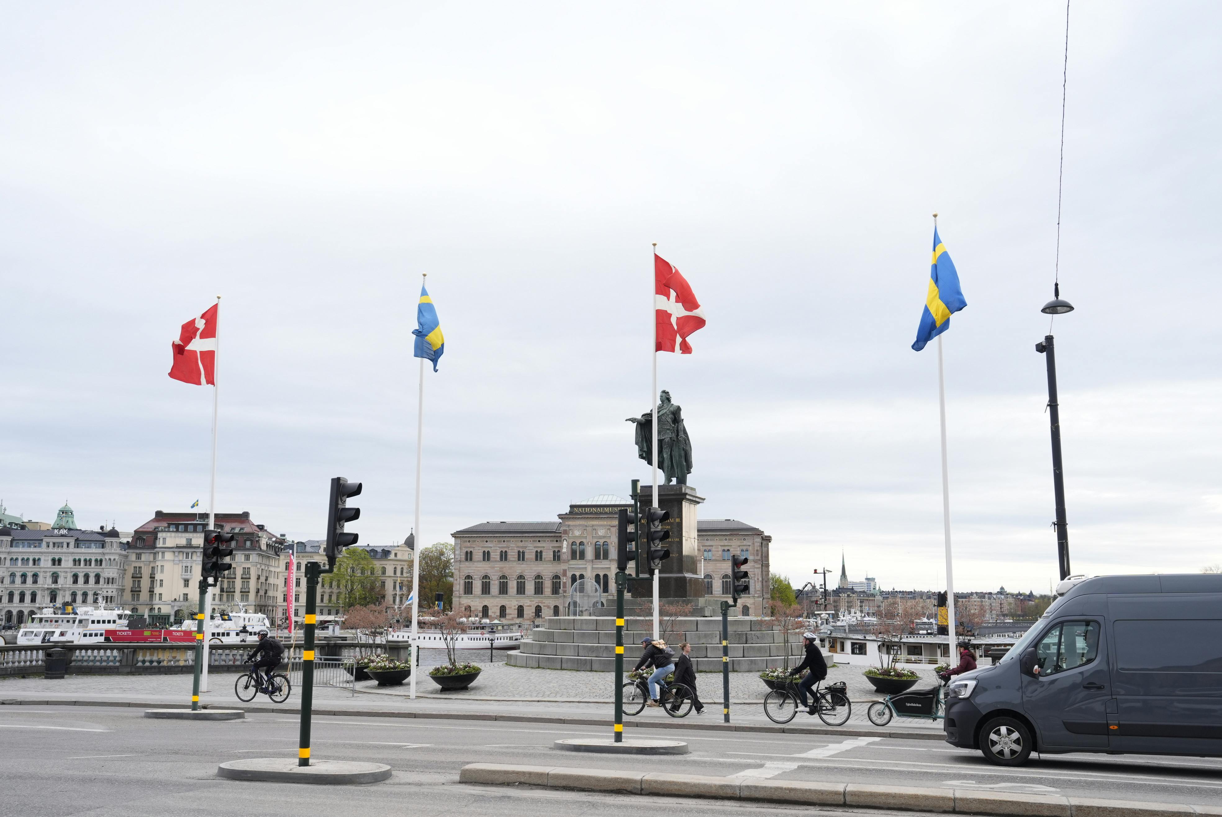 Kong Frederik og dronning Mary er på deres første statsbesøg i Sverige. Se dem ankomme her.