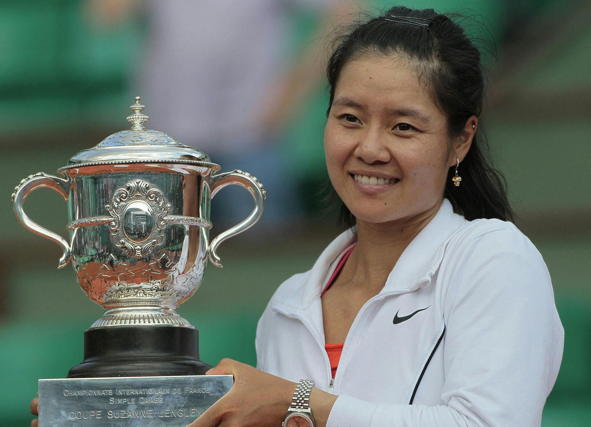 Li Na løftede trofæet i Paris efter hun havde slået slog italieneren Francesca Schiavone i finalen i 2011.&nbsp;