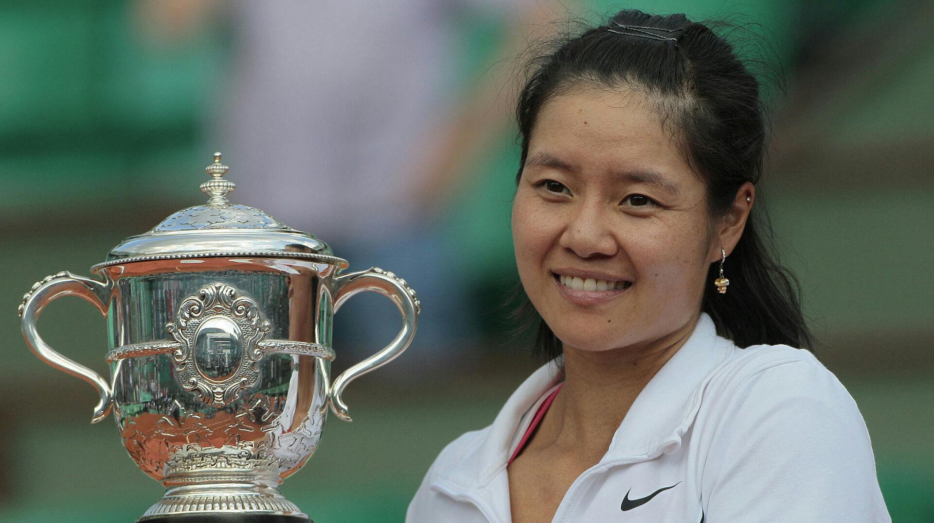 Li Na løftede trofæet i Paris efter hun havde slået slog italieneren Francesca Schiavone i finalen i 2011. 