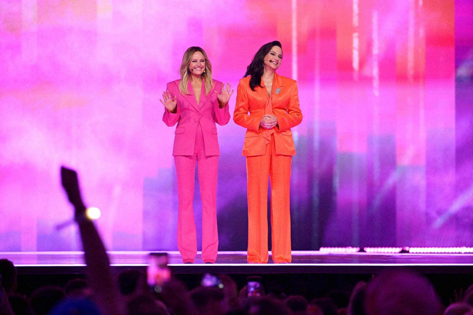 Tirsdag løber første af to semifinaler i Eurovision 2024 af stablen i Malmø. Her er det de svenske værter Malin Akerman og Petra Mede på scenen.