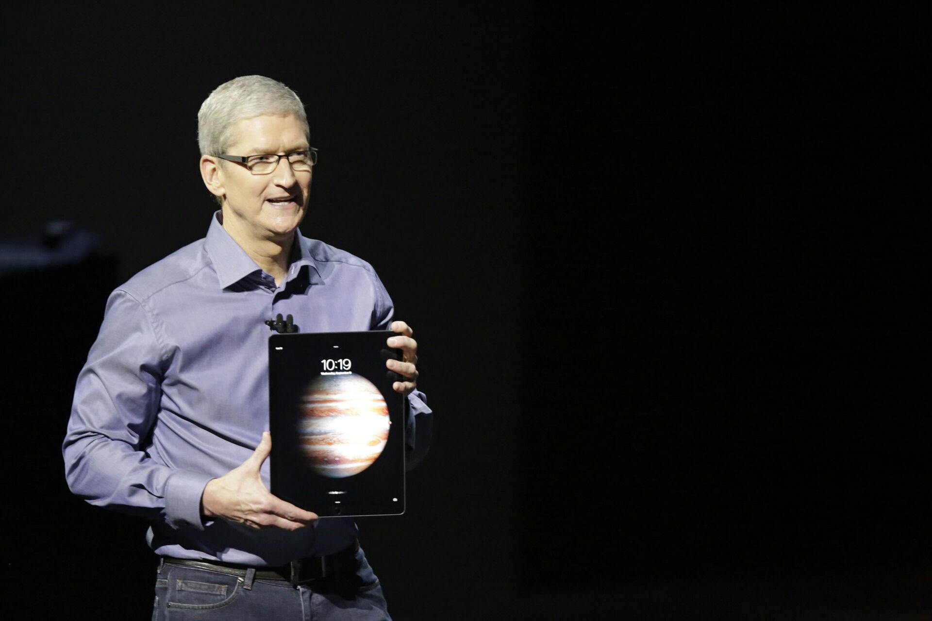 Mens Apples topchef Tim Cook kæmper for at sælge flere iPhones, får han i dag muligheden for en ny pengestrøm, hvis ellers brugerne er klar til at betale dyrt for en ny iPad.