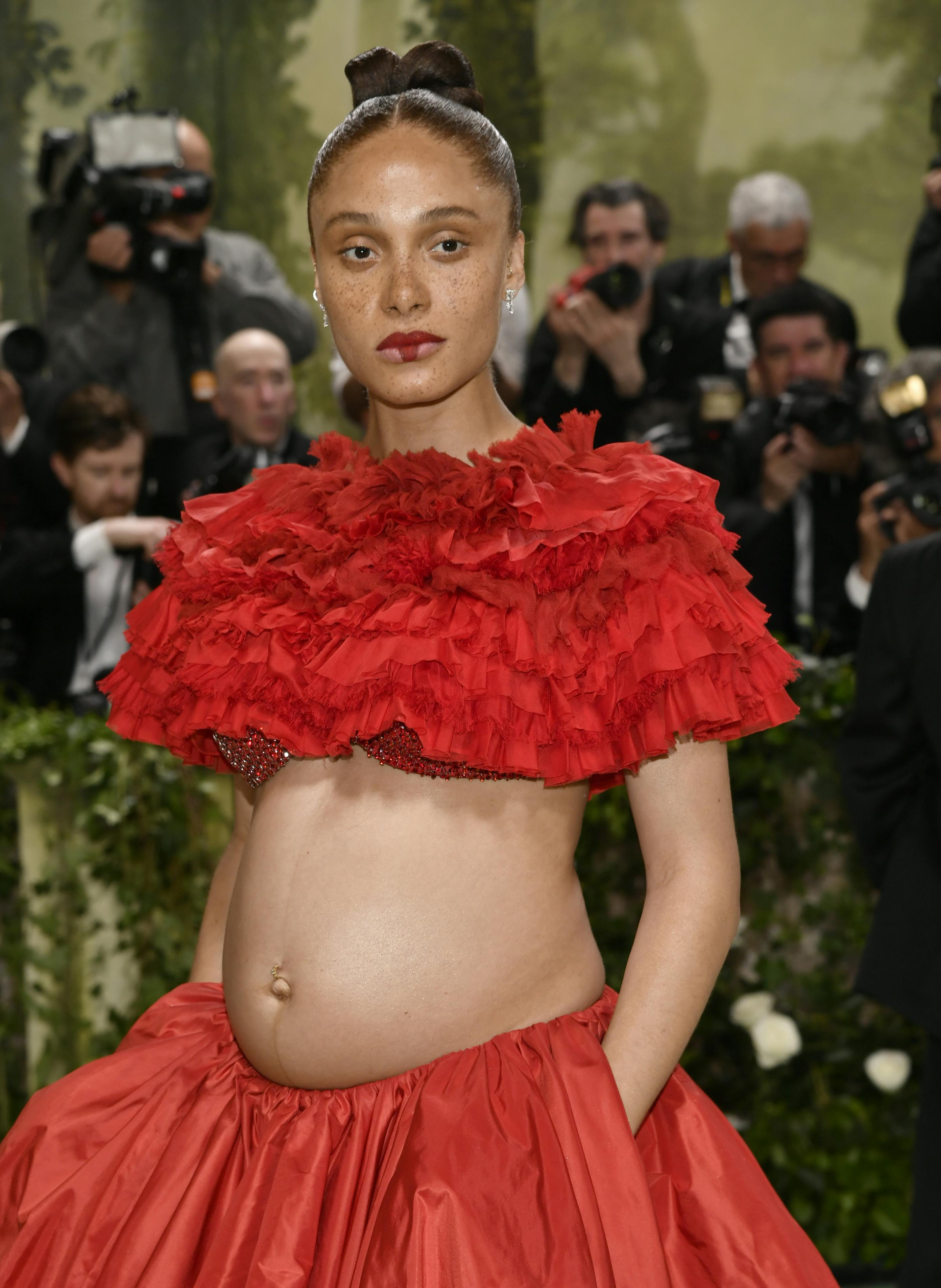 Se min mave! Modellen flasher sin gravide mave til Met Gala. 