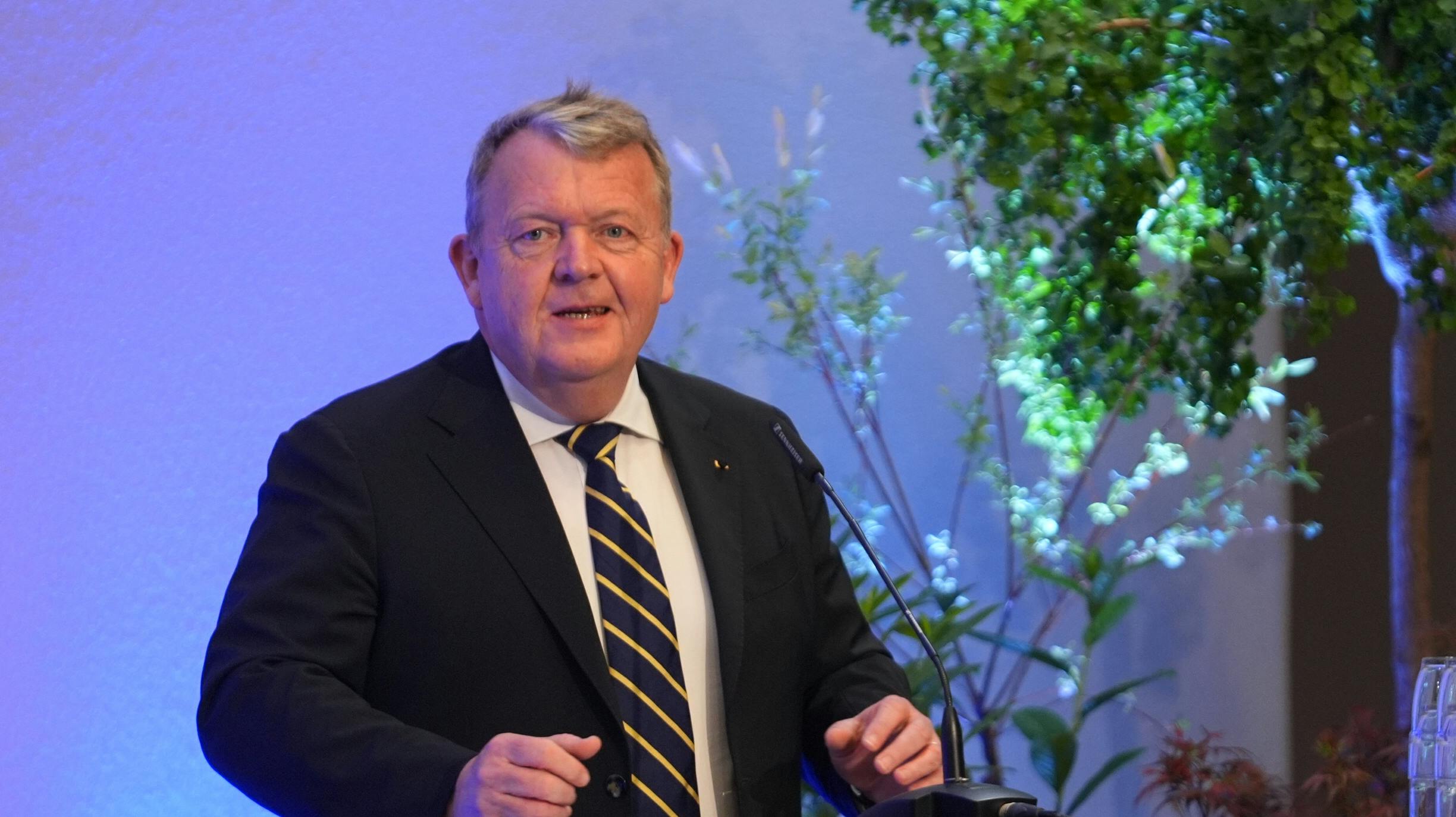 Udenrigsminister Lars Løkke Rasmussen (M) udgiver onsdag en lydbog. Den omtales blandt andet som en "skarp, humoristisk og bevægende fortælling om modstand og modstandsdygtighed".