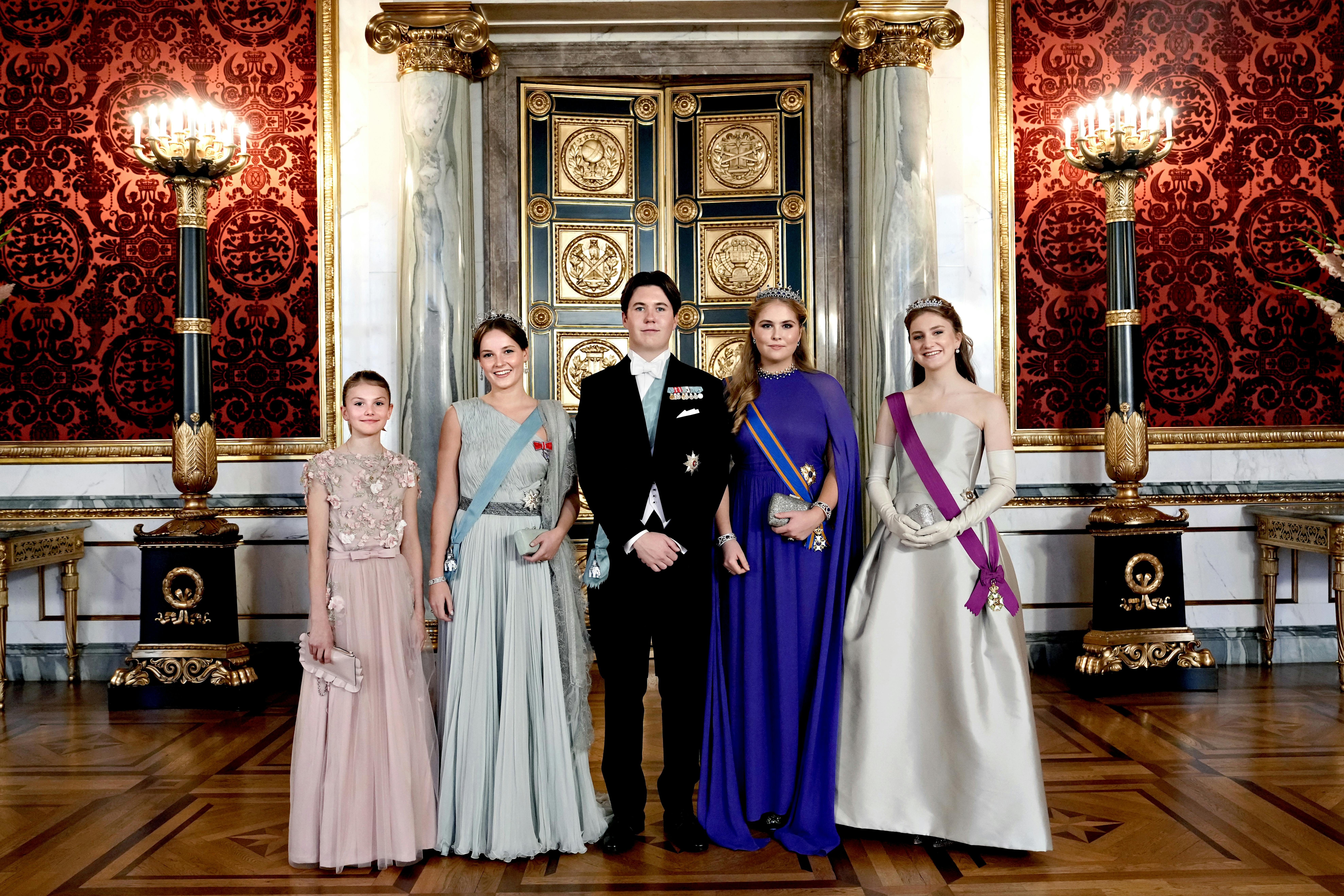 Prinsesse Elisabeth ses her til højre på billedet sammen med Hollands prinsesse Amalia, kronprins Christian, Norges prinsesse Ingrid Alexandra og Sveriges prinsesse Estelle. 