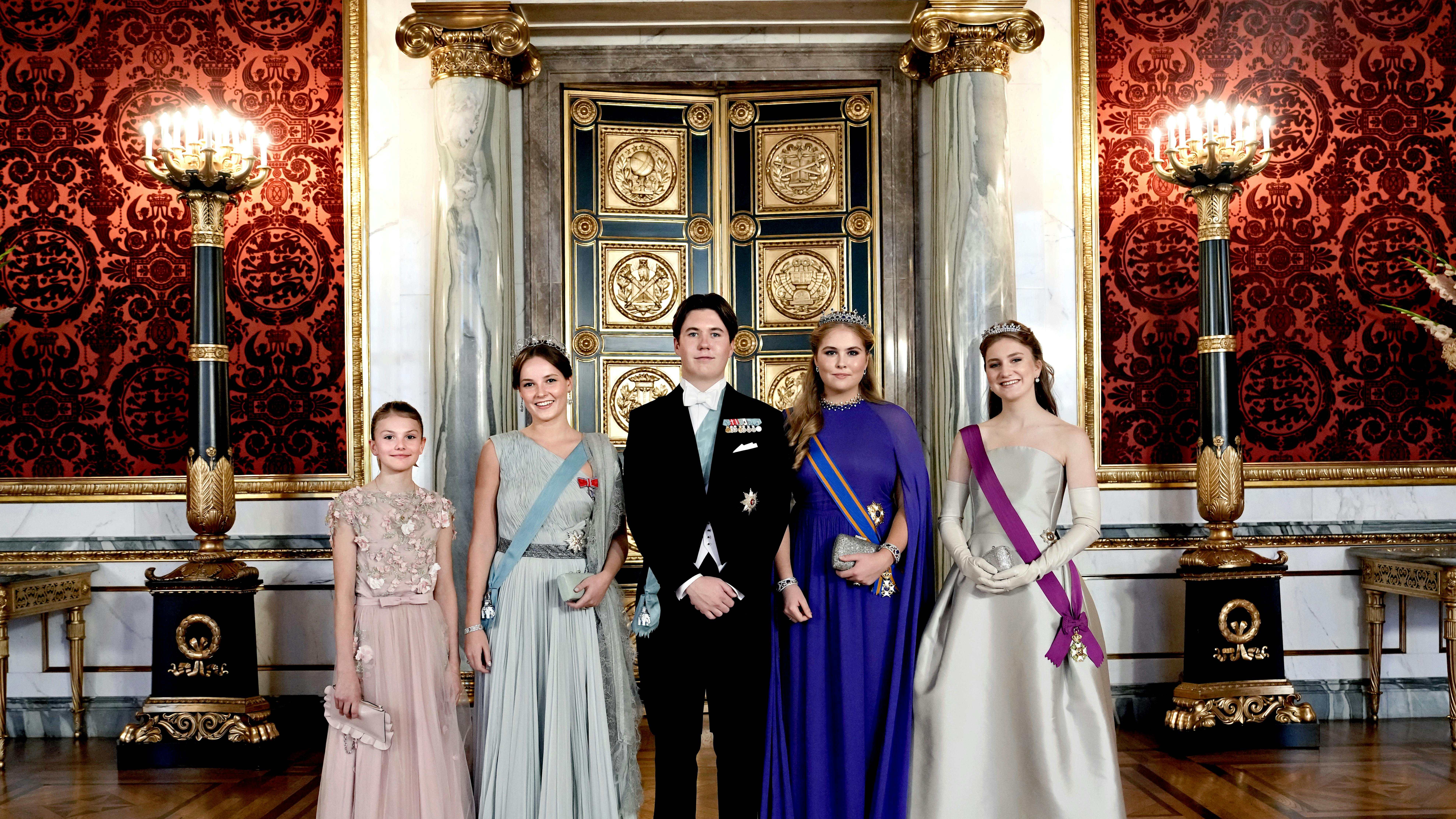 Prinsesse Elisabeth ses her til højre på billedet sammen med Hollands prinsesse Amalia, kronprins Christian, Norges prinsesse Ingrid Alexandra og Sveriges prinsesse Estelle. 