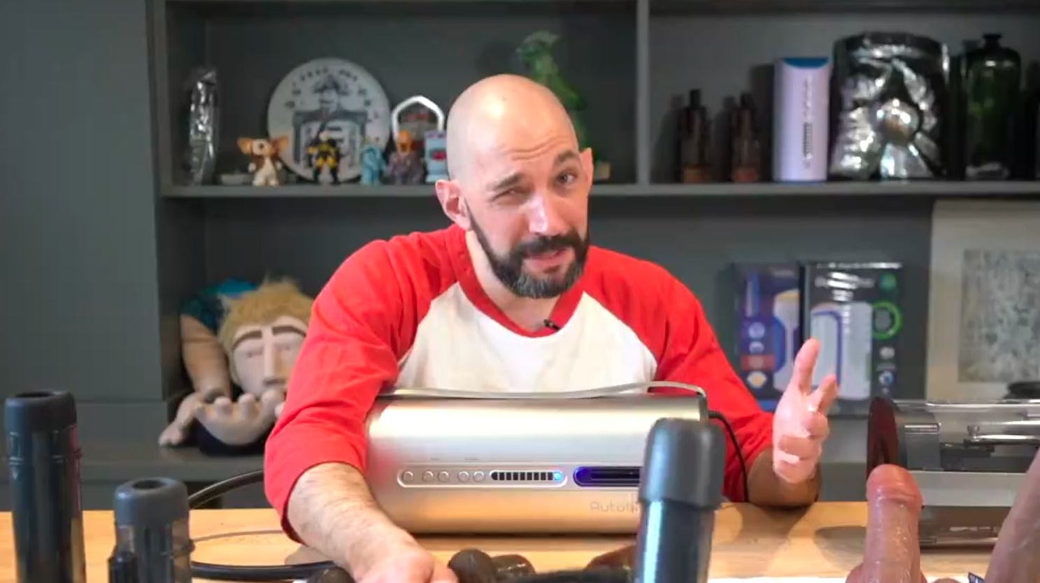 Brian demonstrer sin seneste opfindelse, VacuGlide.