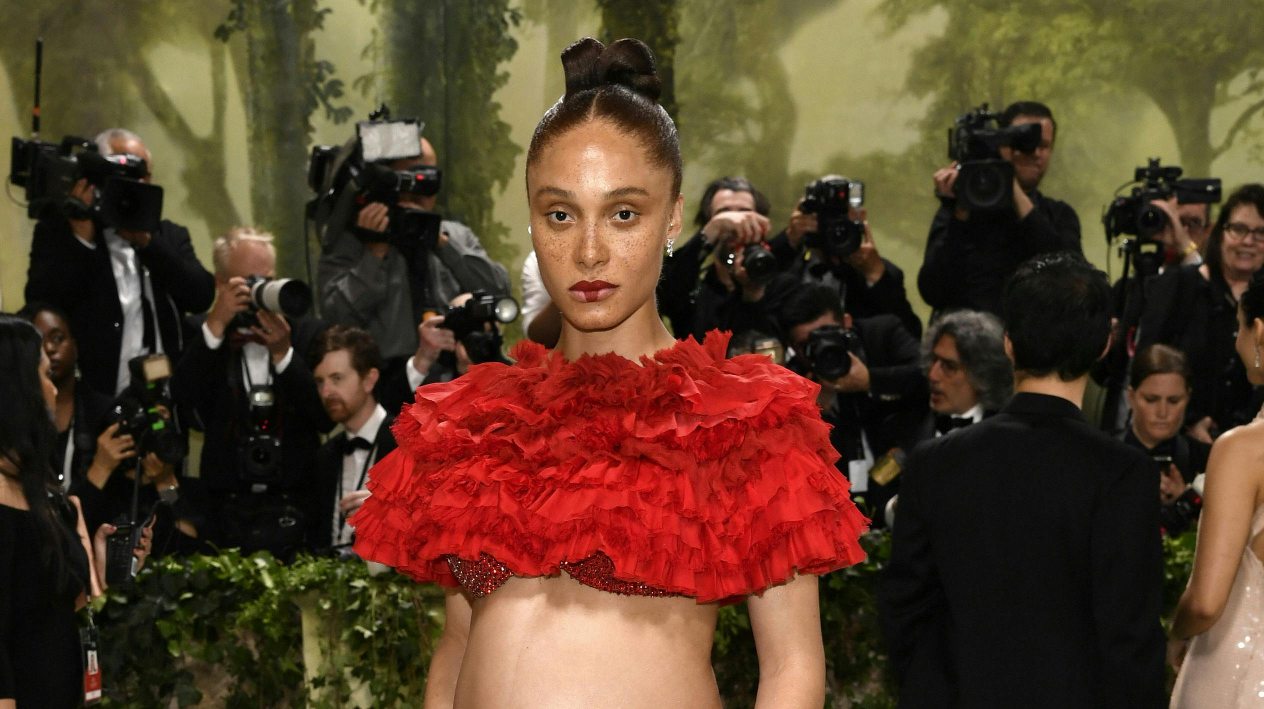 Den 31-årige model skal være mor for første gang, og hun afslørede det på ganske spektakulær vis til dette års Met Gala.