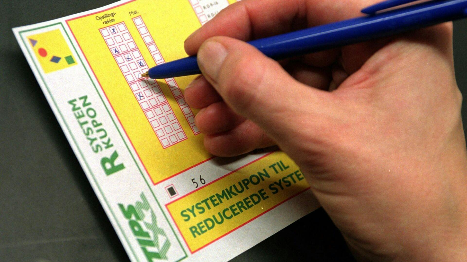 I begyndelsen foregik alt spil "manuelt" i kiosken, hvor man også kunne få en avis med i købet. I dag er det meste af spillet elektronisk og foregår i hjemmet.
