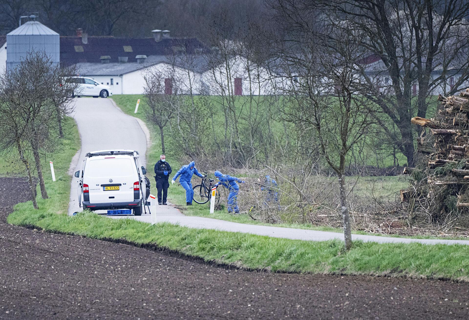 Politiet arbejder ved hus på Fladholtevej i forbindelse med eftersøgningsindsatsen omkring Kirkerup syd for Slagelse søndag den 16. april 2023. Politi og andre leder efter den 13-årige pige, der blev meldt savnet lørdag. Pigen var ude og dele aviser ud, men vendte ikke tilbage.