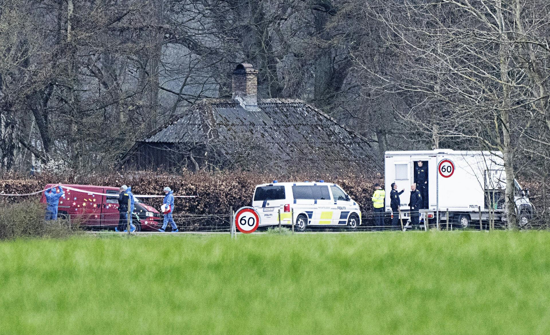 Politiet arbejder ved hus på Fladholtevej i forbindelse med eftersøgningsindsatsen omkring Kirkerup syd for Slagelse søndag den 16. april 2023. Politi og andre leder efter den 13-årige pige, der blev meldt savnet lørdag. Pigen var ude og dele aviser ud, men vendte ikke tilbage.. (Foto: Claus Bech/Ritzau Scanpix)