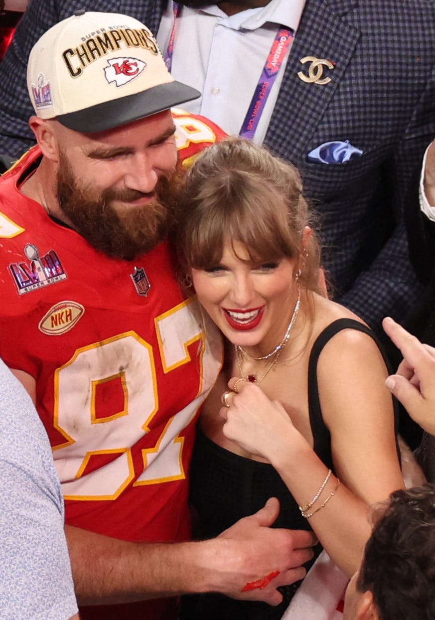 Taylor Swift og Travis Kelce efter Kelces Super Bowl-sejr tidligere i år.