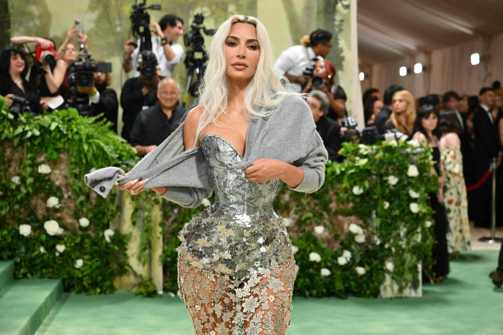 Kim Kardashian havde et stramt korset på til årets Met Gala.